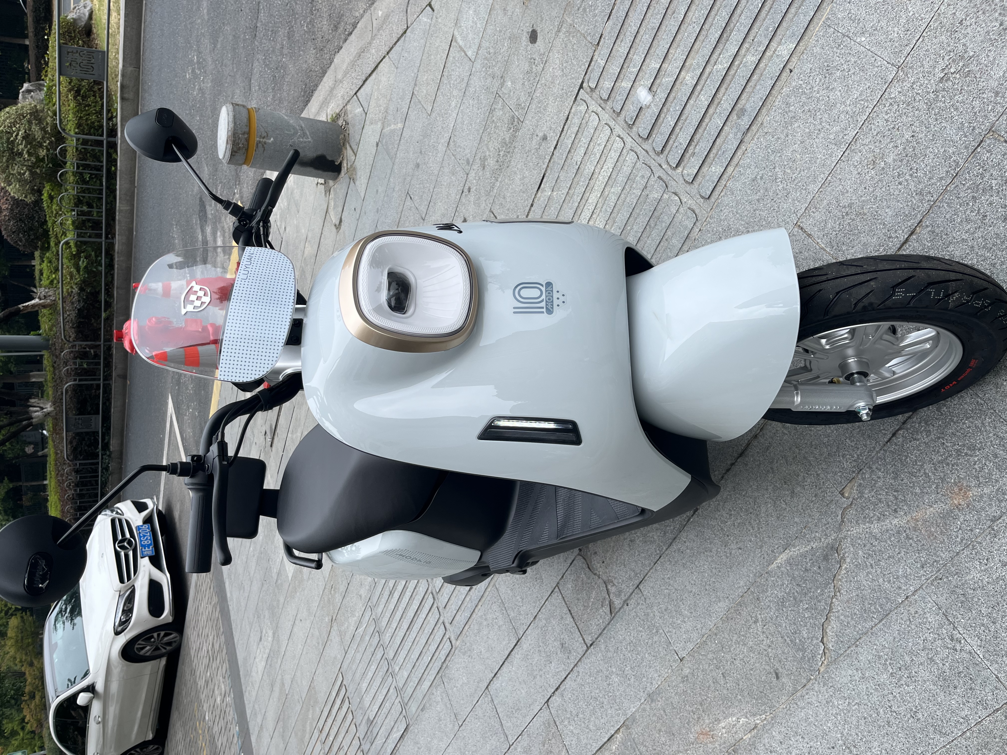 绿源（Luyuan）电动摩托车M7U74公里长续航国民好车60V5块铅酸电池大动力1000W电机电瓶车代步通勤云影灰 实拍图