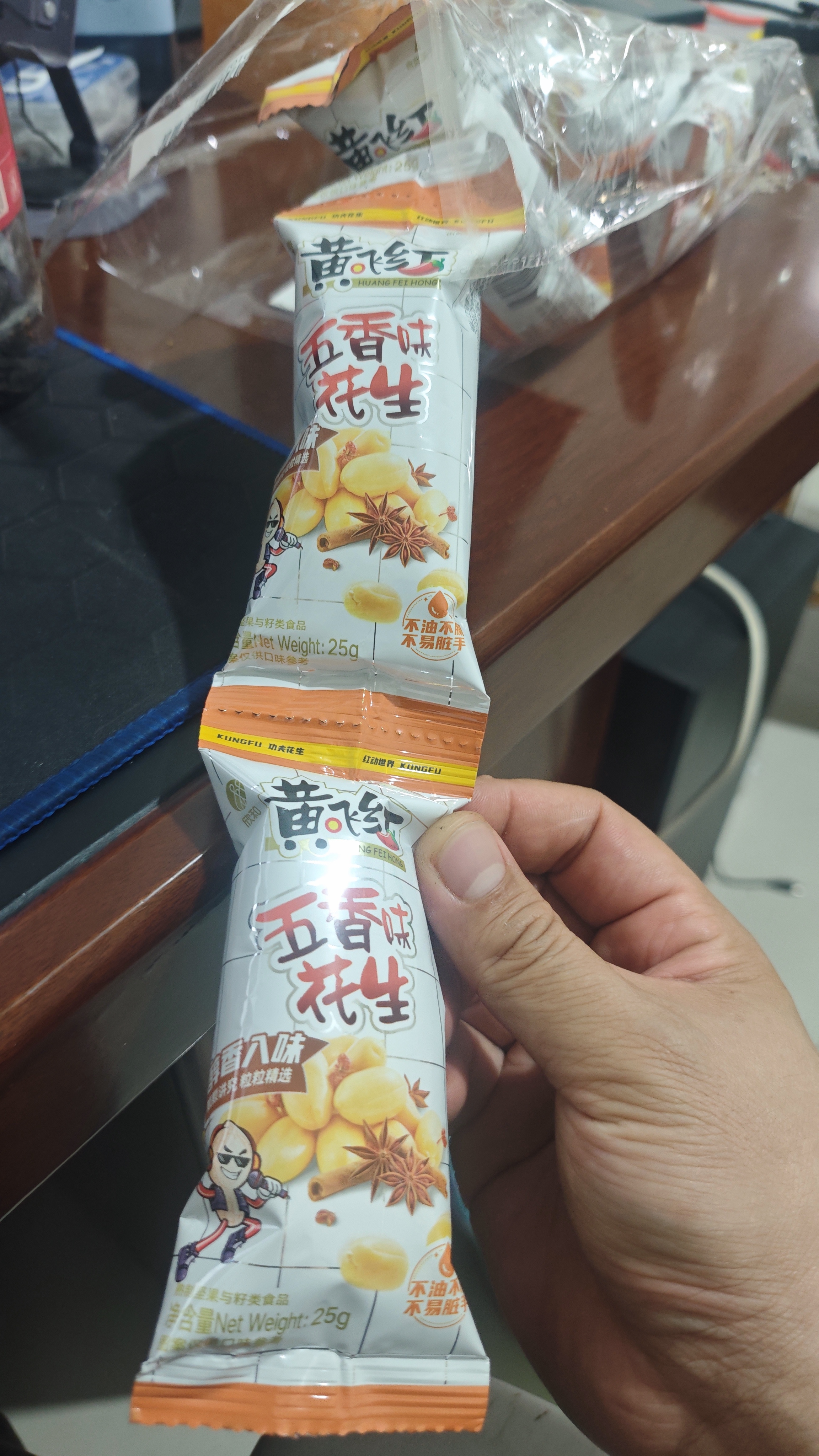 黄飞红（HUANGFEIHONG）五香花生米250g（25g*10袋） 脱油花生下酒菜 休闲零食 坚果 实拍图
