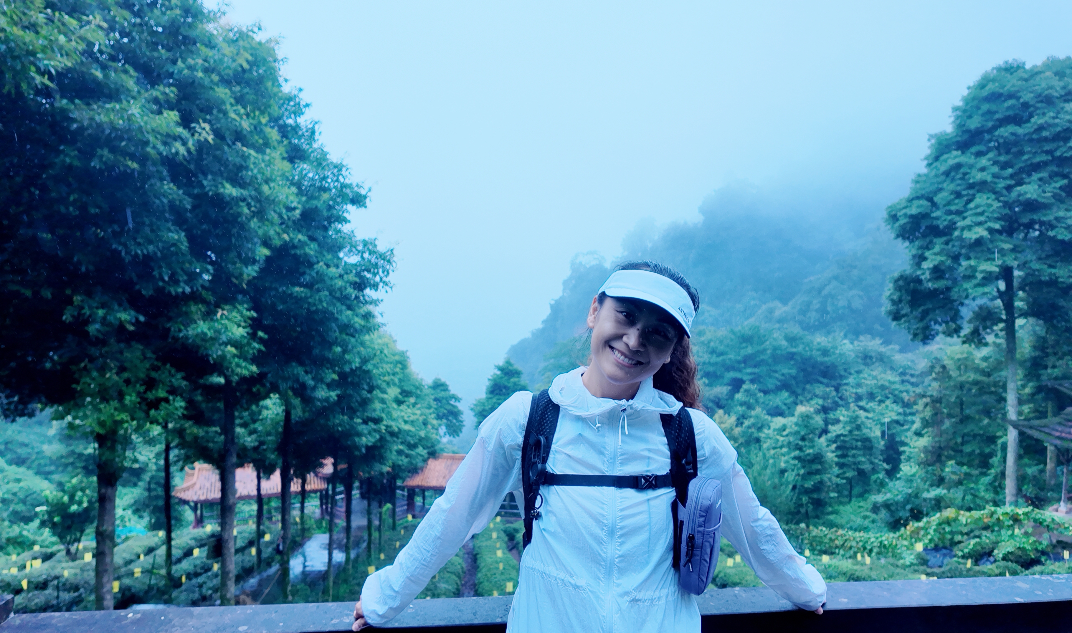 锐步轻量化徒步登山背包运动户外轻便双肩包男爬山旅行小包女 冰川白 实拍图