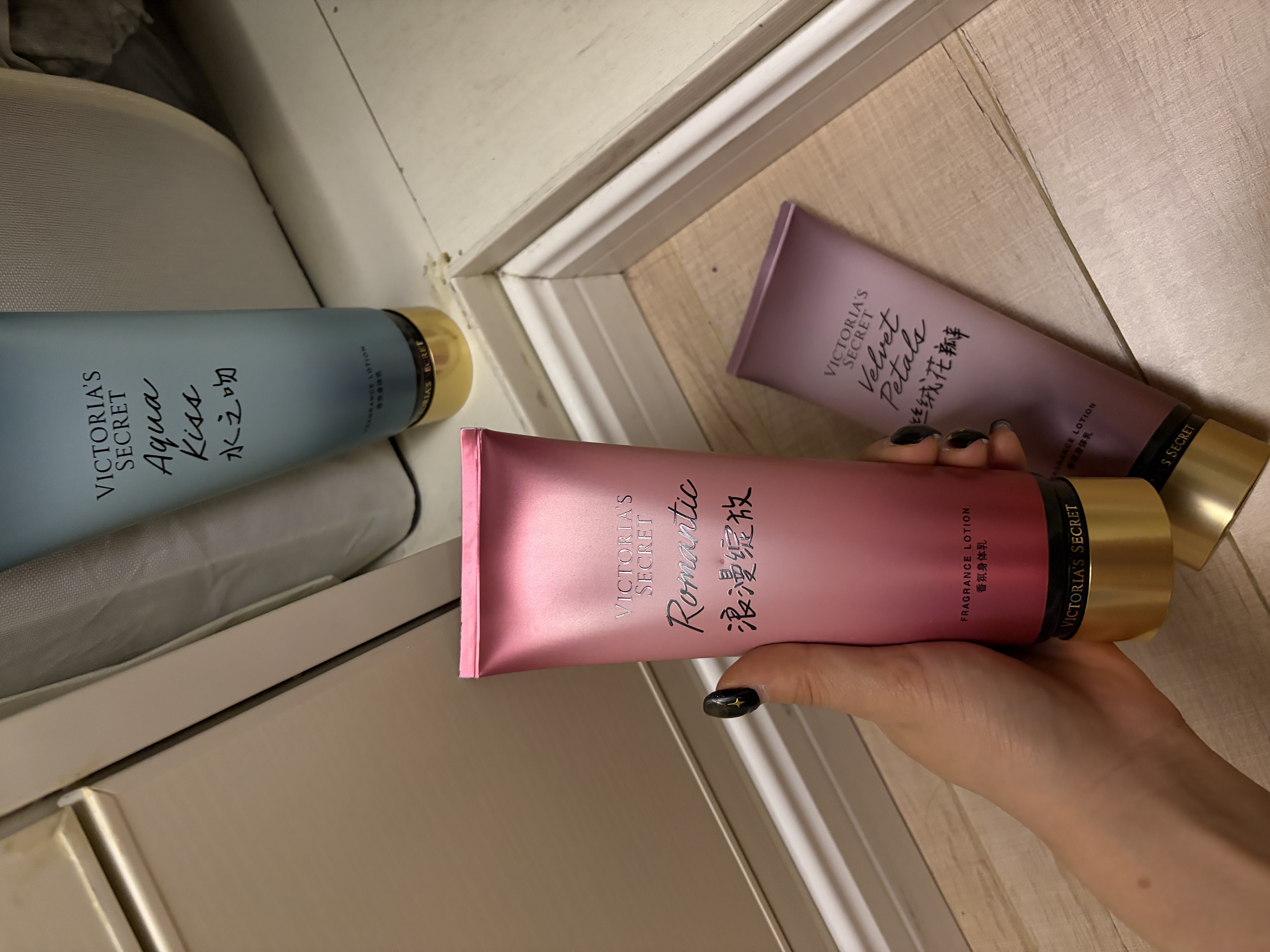 维多利亚的秘密（Victoria's Secret）维密 香氛身体乳滋润清爽秋冬留香保湿水之吻236ml 实拍图