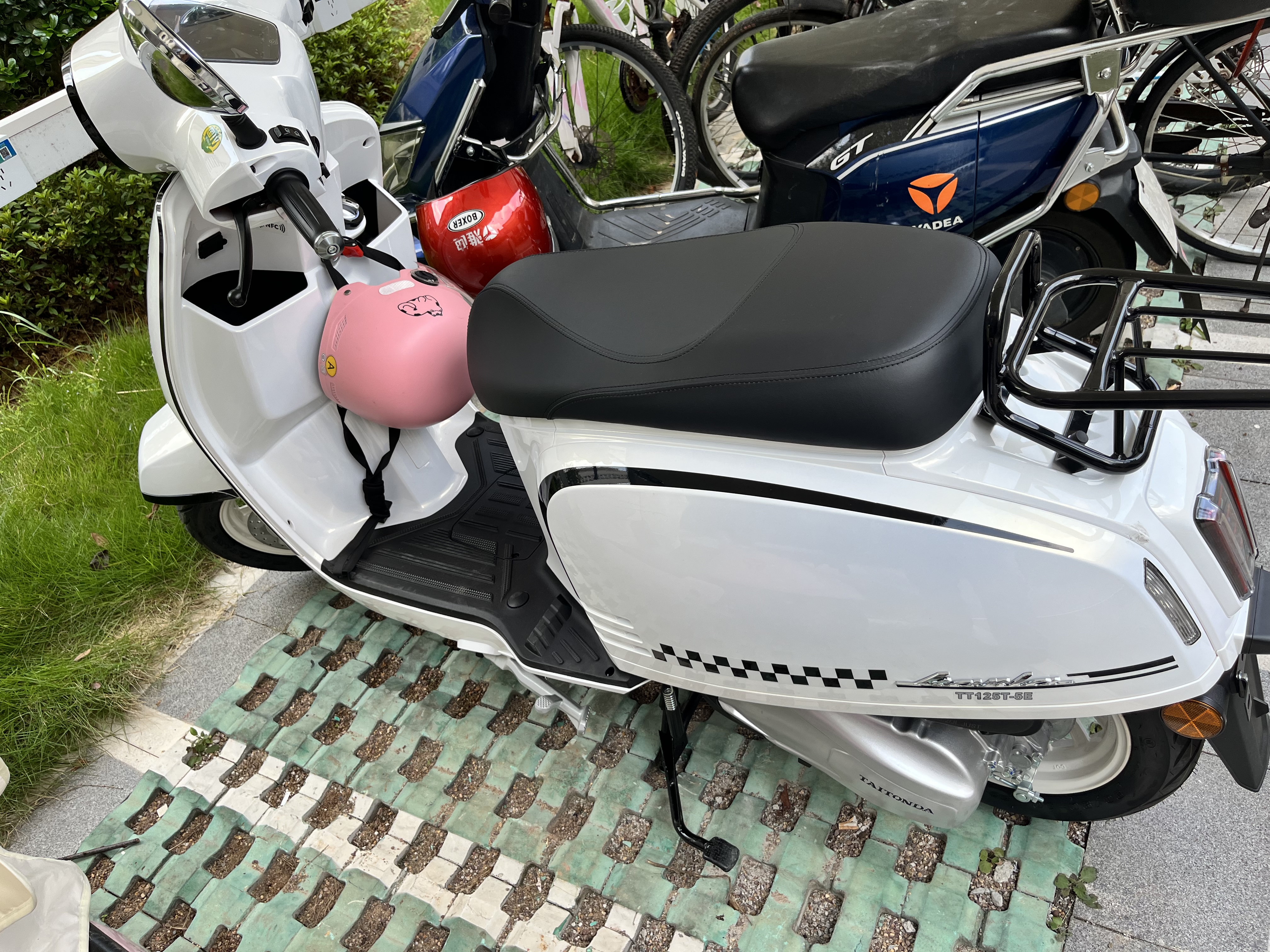 破界小卡拉圆灯特别版2026款新款燃油踏板摩托车可上牌复古黑白 实拍图