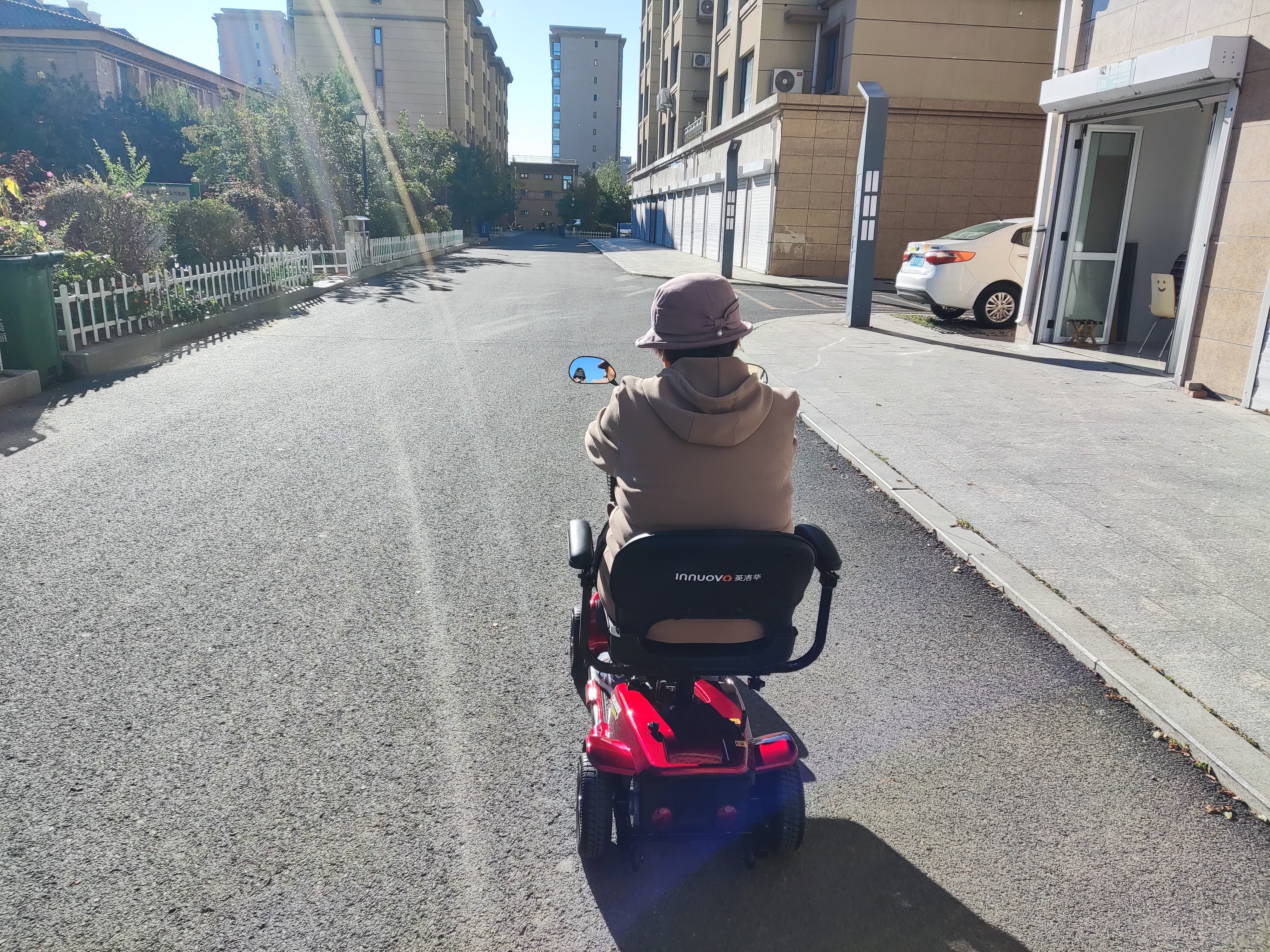 英洛华（innuovo）老人助力车代步车电动轮椅四轮车轻便残疾人接送带小孩电瓶车 升级款（带小座椅）丨30AH锂电+跑50公里 实拍图