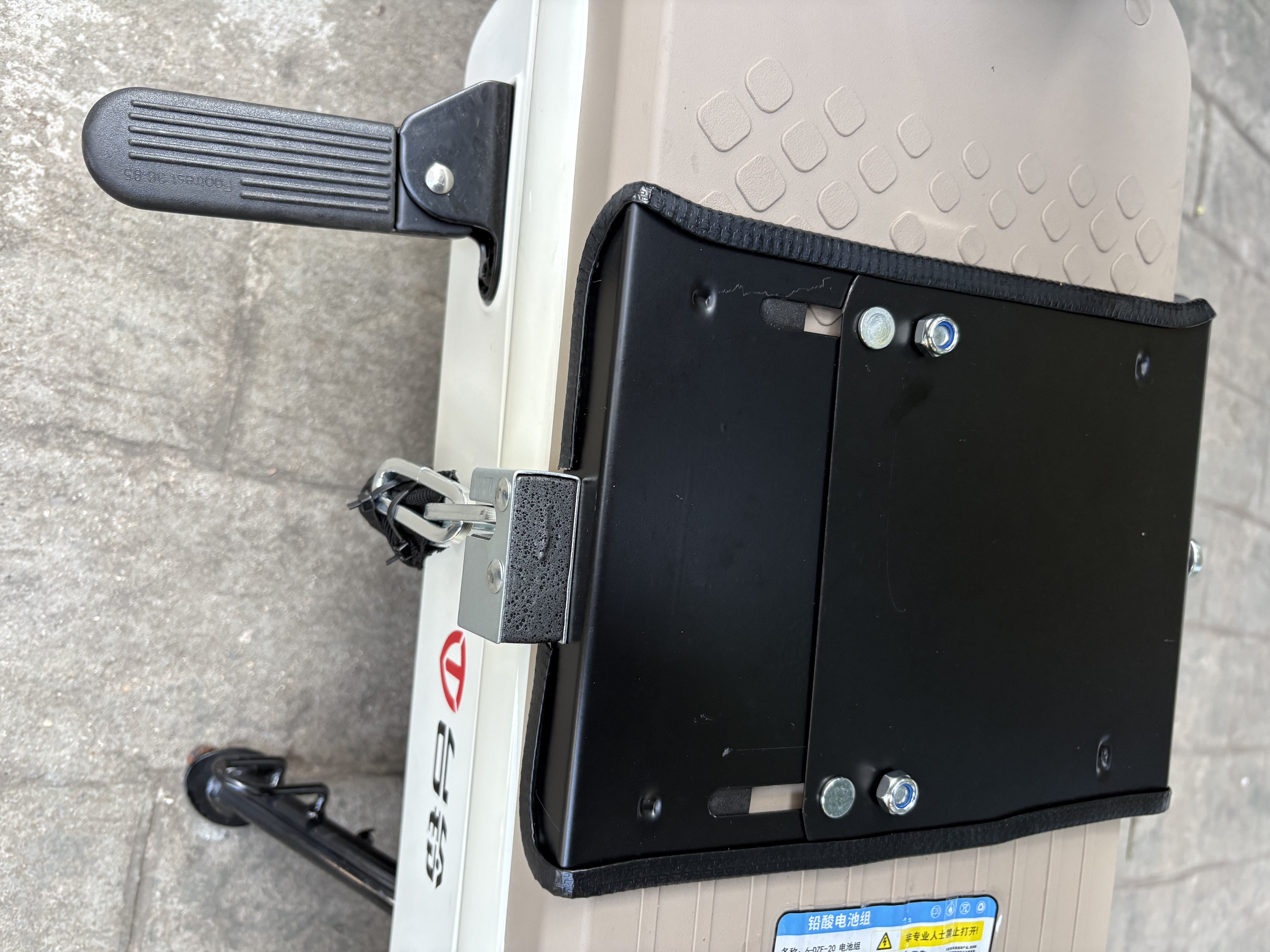 奥塞奇T1电动车电池踏板锁电瓶锁电池防盗锁电动自行车踏板电瓶锁防撬 实拍图