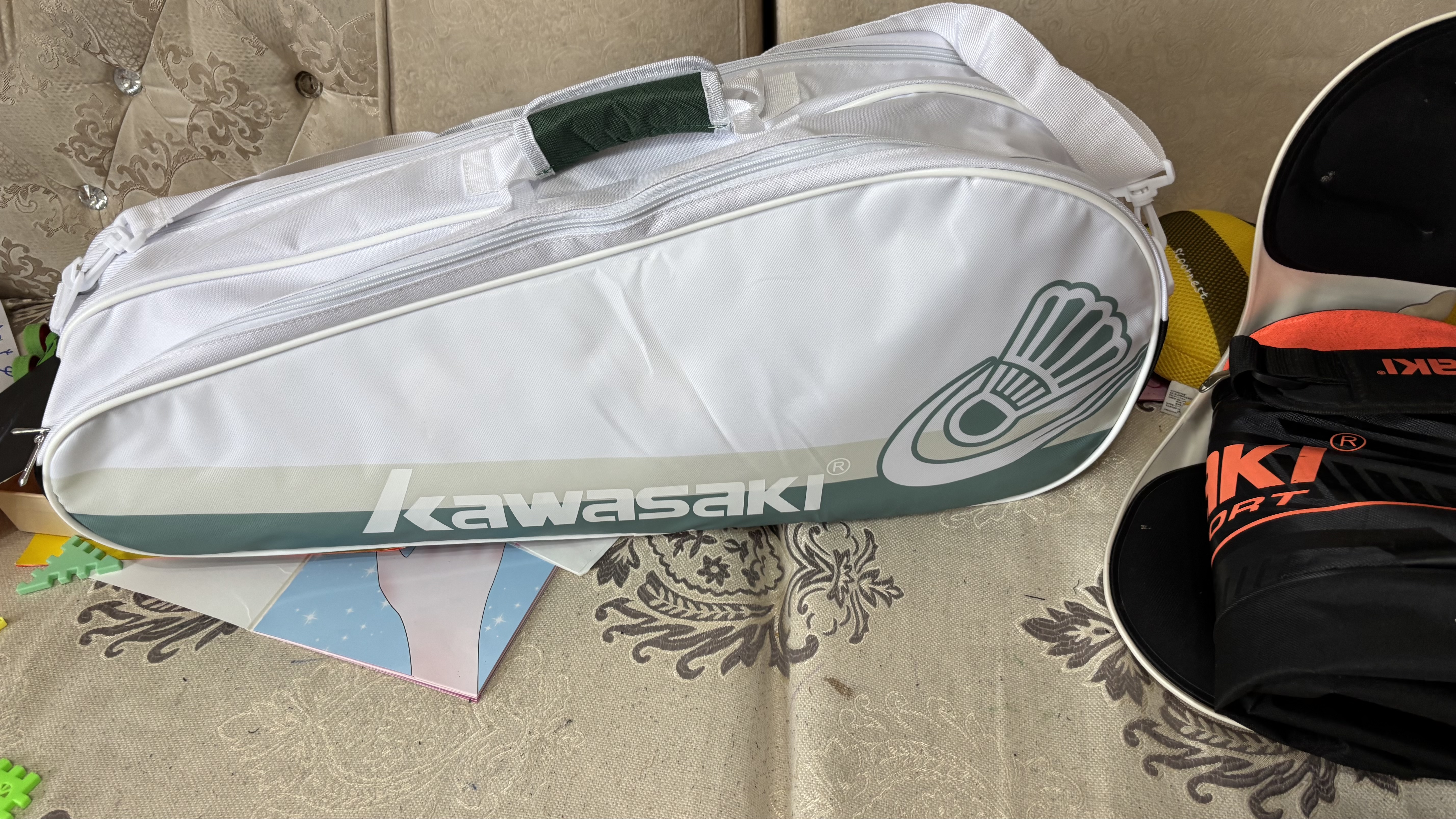 川崎（KAWASAKI）羽毛球包潮趣单肩手提包大容量双主仓小6支装D8617 松绿羽球 实拍图