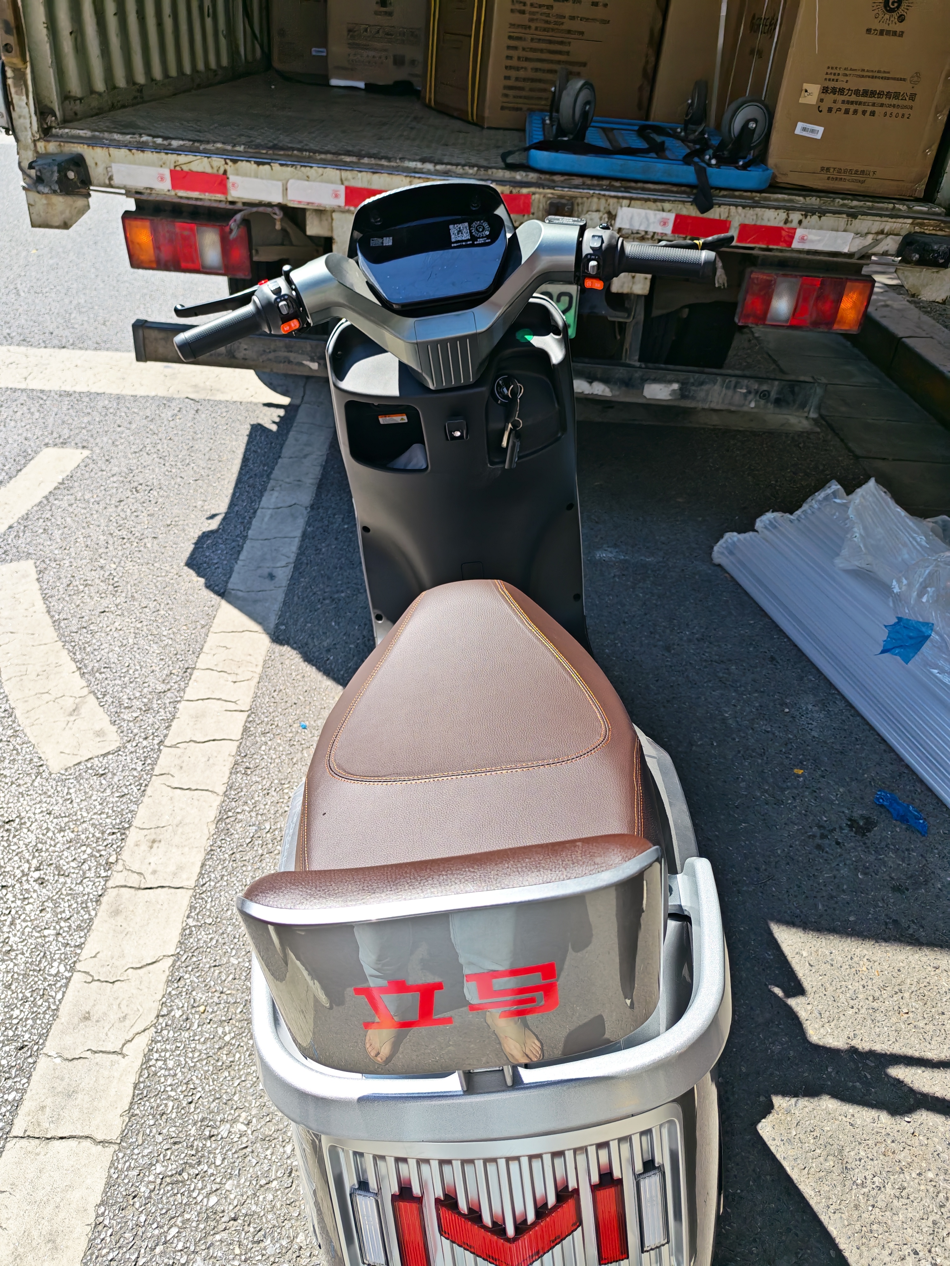 立马电动摩托车耀影 至高106KM72V32Ah长续航智能APP外卖通勤电动车极地灰 实拍图