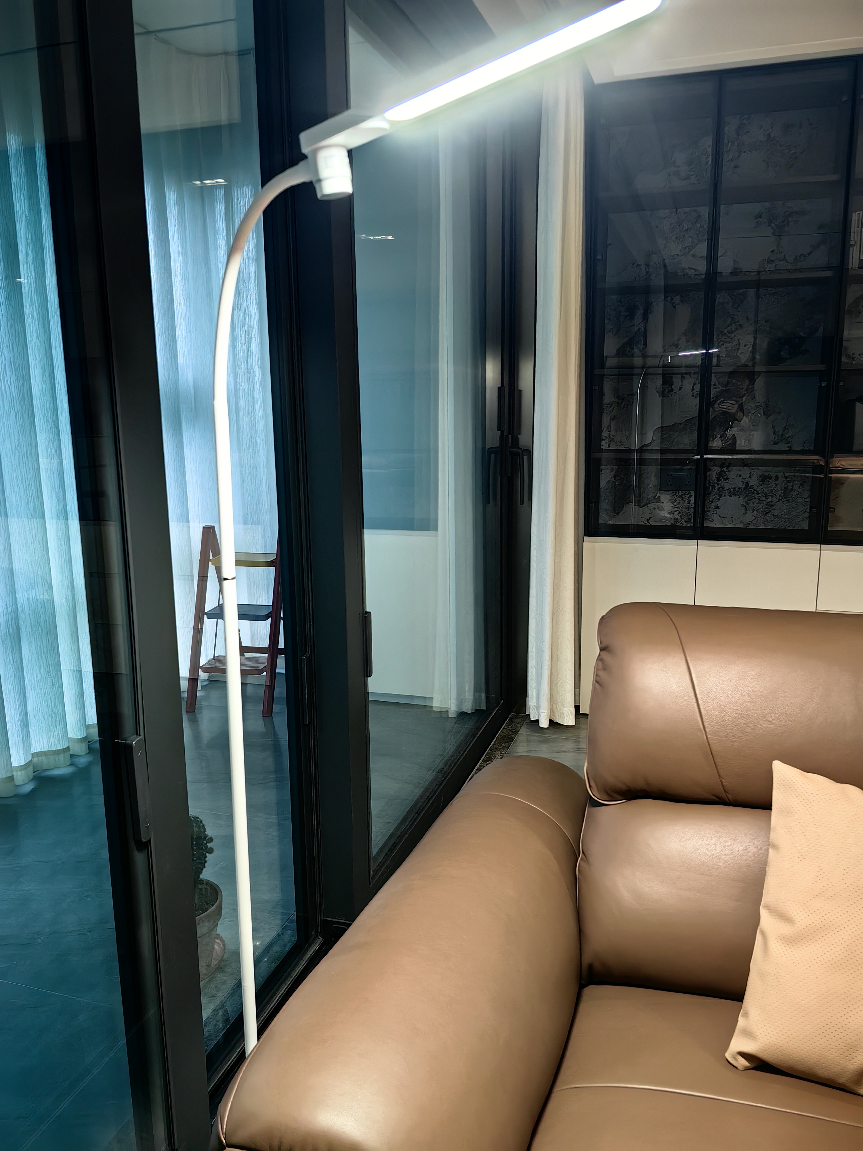 飞利浦F2护眼落地灯 全光谱儿童学习专用立式学生书桌led阅读客厅灯  F2/全光谱+国AA级+调光调色 【无蓝光伤害】【高显色】 实拍图