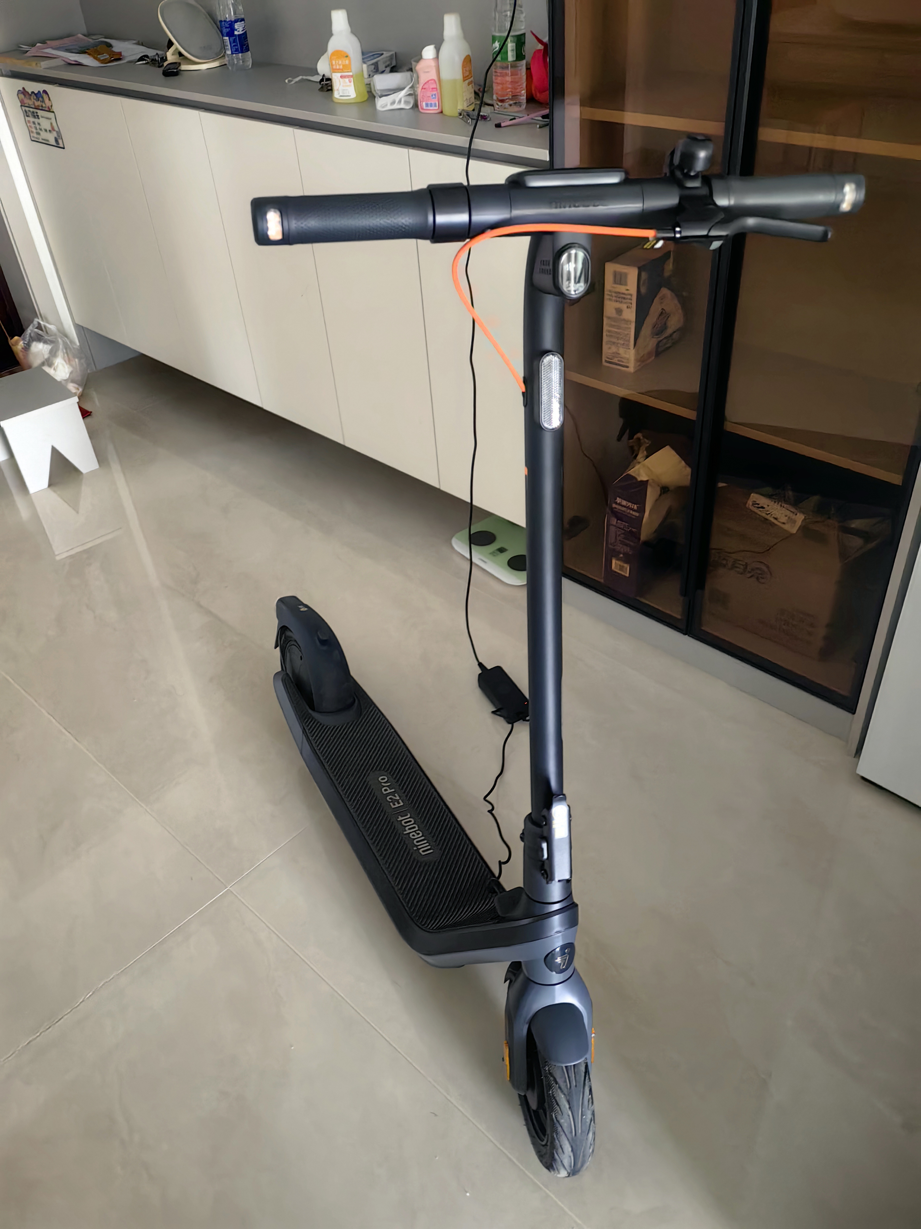 九号（Ninebot）电动滑板车E2Pro成年人便携代步折叠智能电动车学生10英寸大轮胎防滑真续航 实拍图