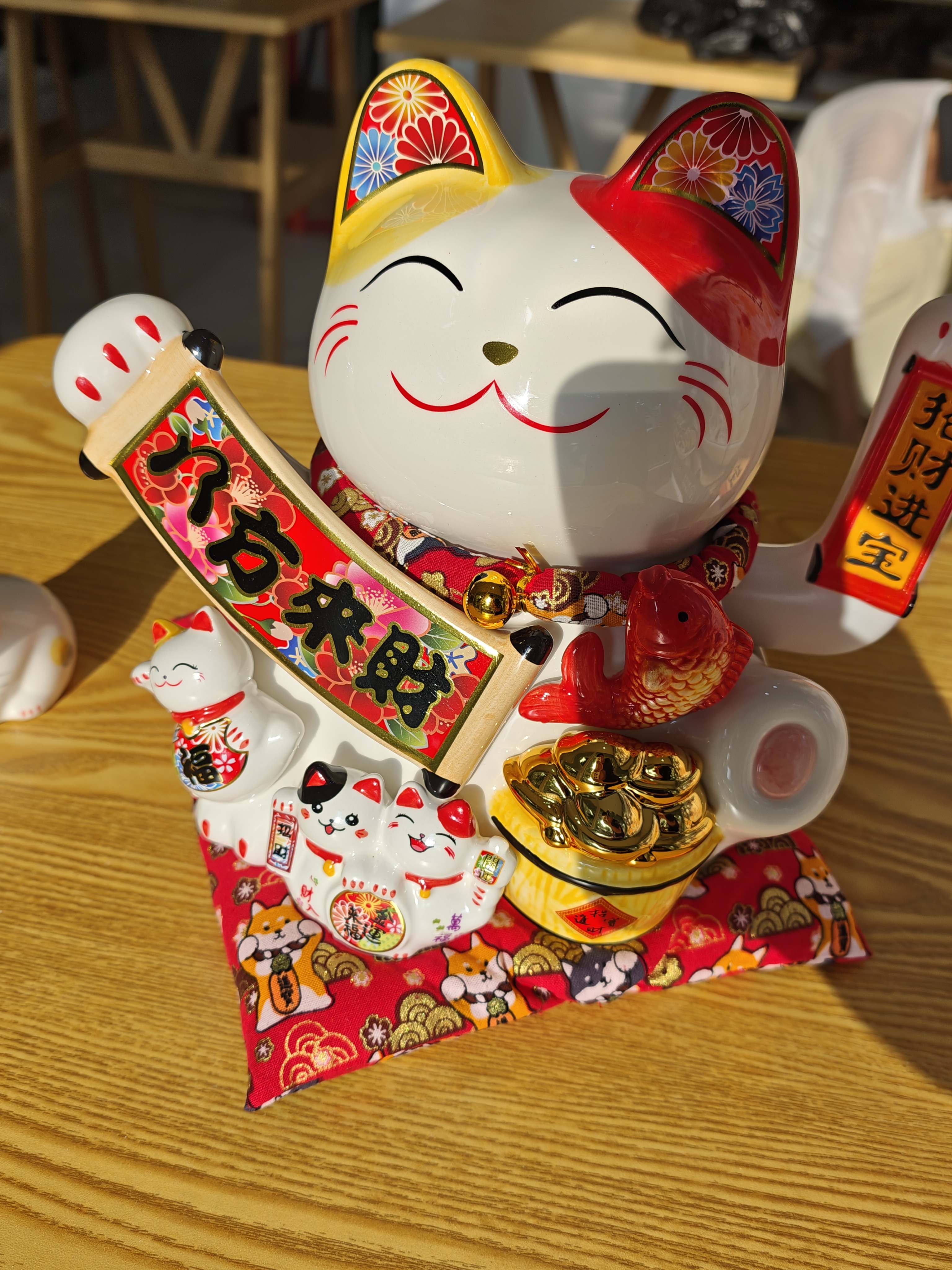 吉猫堂招财猫摆件开业大号自动摇手店铺前台家居客厅装饰发财猫送礼礼品 销量明星【八方来财】28*20*24 【礼盒+坐垫+围脖】电池插电两用 实拍图