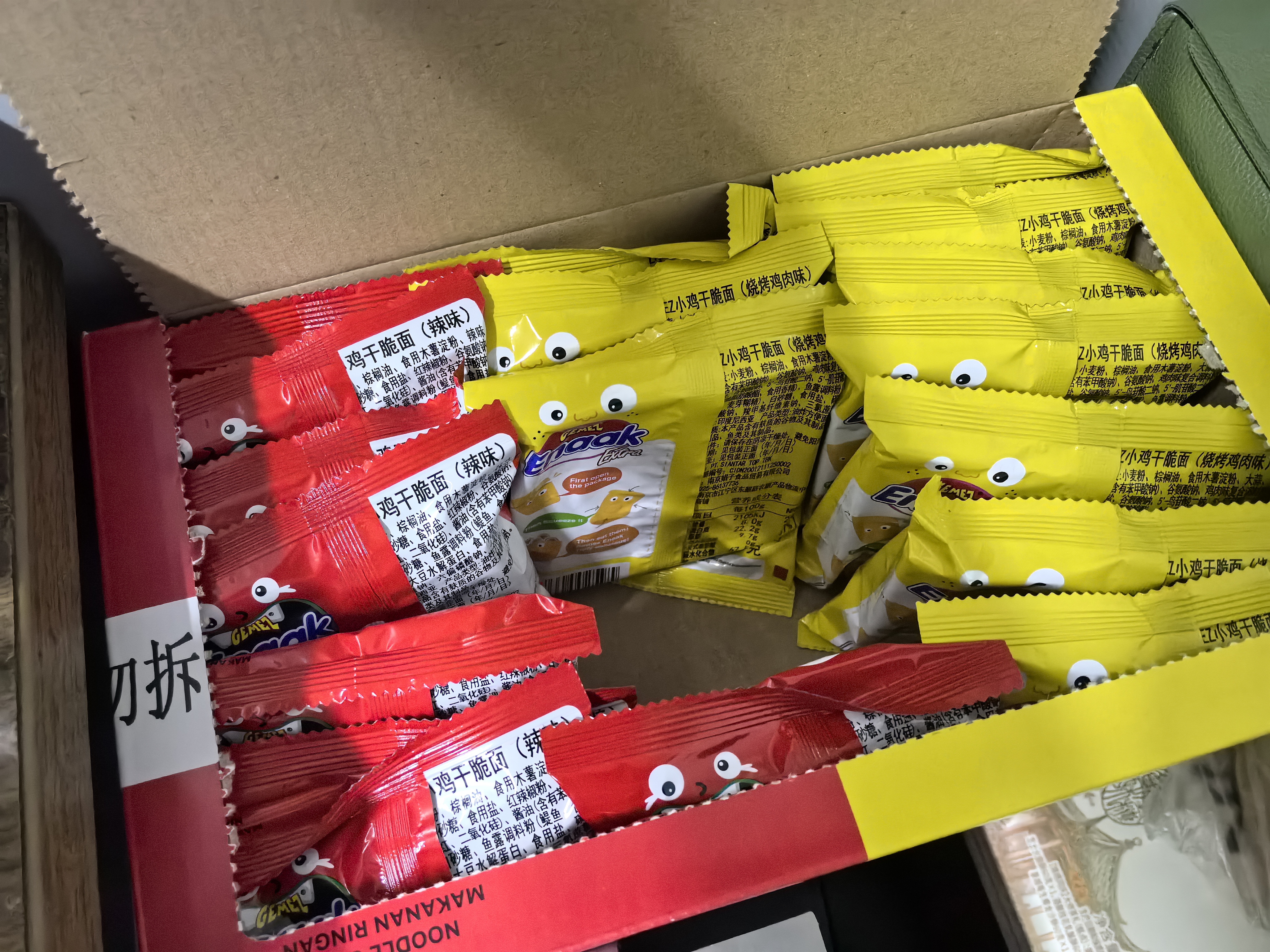 GEMEZ印尼小鸡面干脆面盒装 696g（烧烤*12+香辣*12）休闲零食进口整箱 实拍图