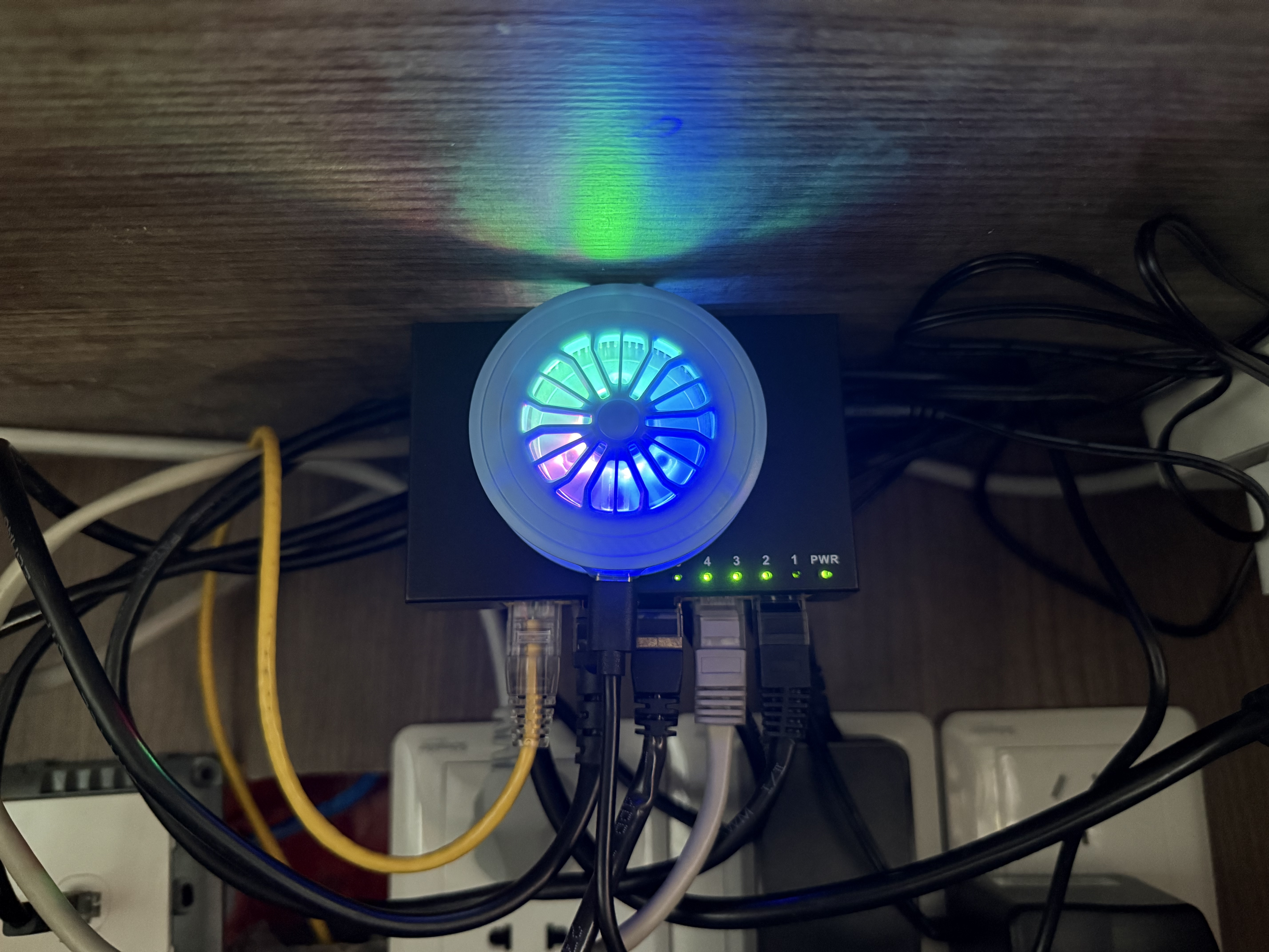 磊科（netcore）S5GTK 5口千兆交换机 企业家用宿舍安全扣分线器 4口监控网络交换器 HUB集线器 兼容百兆 金属机身 实拍图