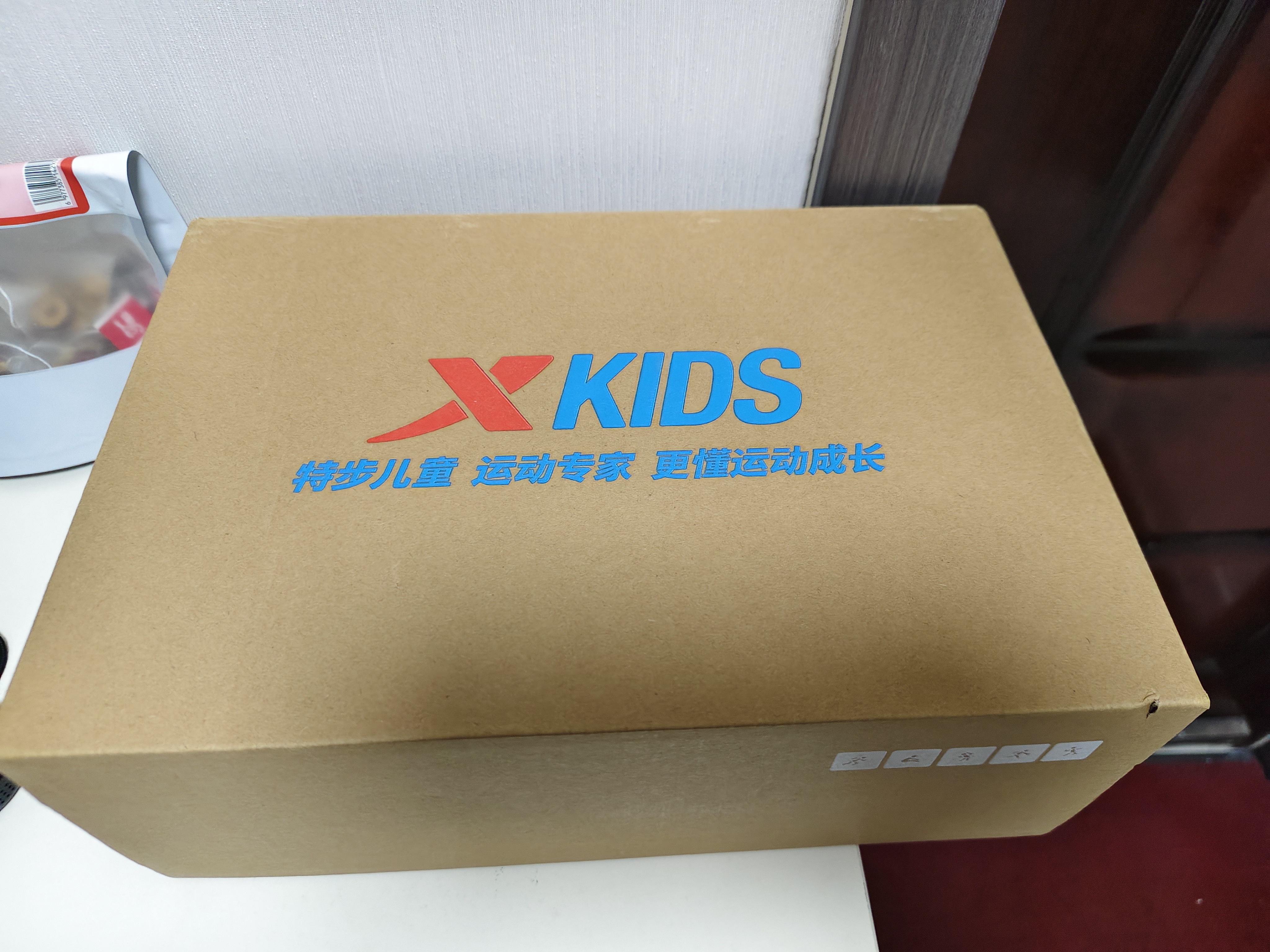 特步（XTEP）儿童童鞋男童大童魔术贴时尚运动跑鞋 帆白/黑/极光绿 37码 实拍图