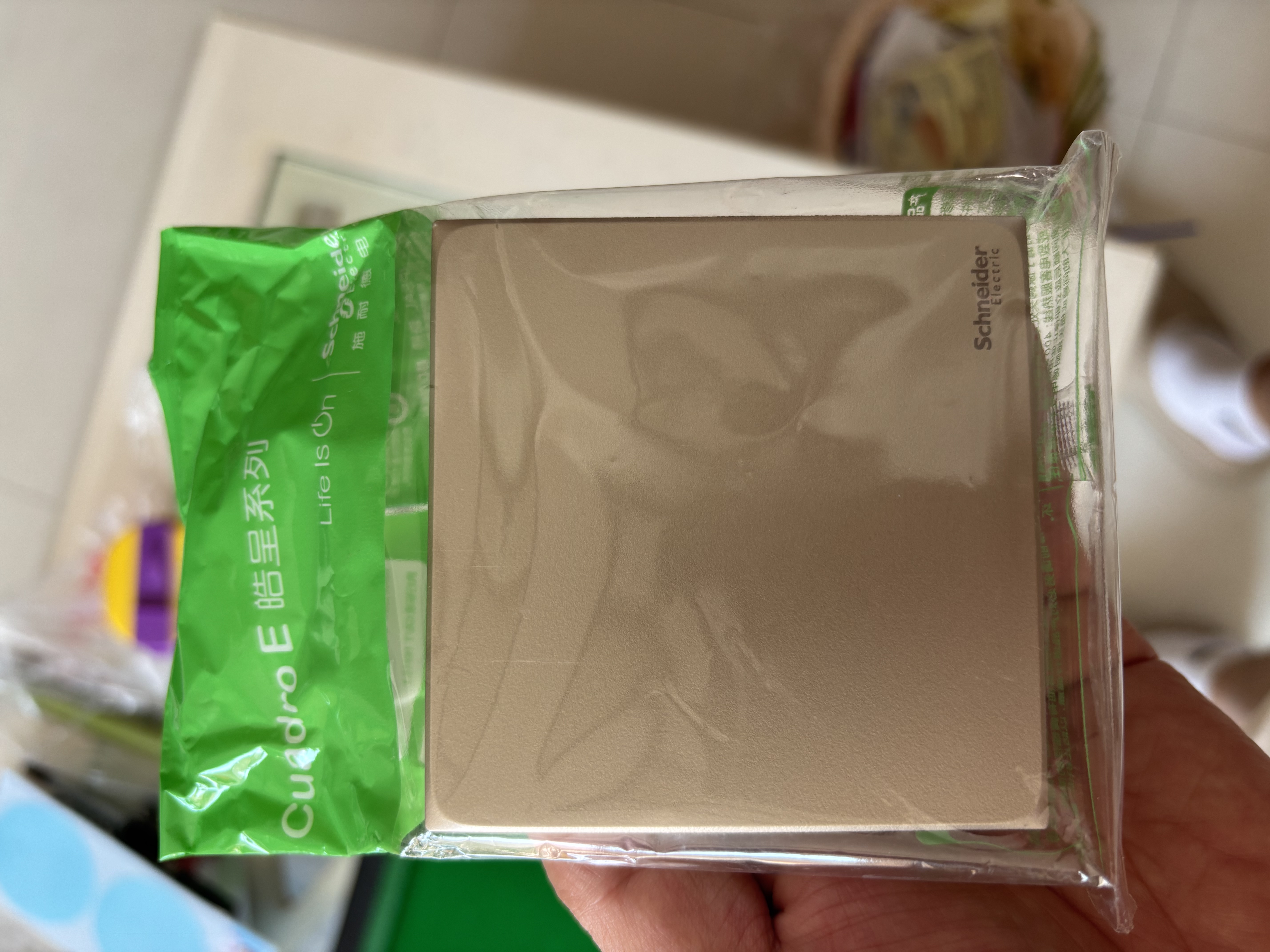 施耐德 一开单控开关 86型墙壁电源开关插座面板暗装 皓呈系列 珍珠金色 实拍图