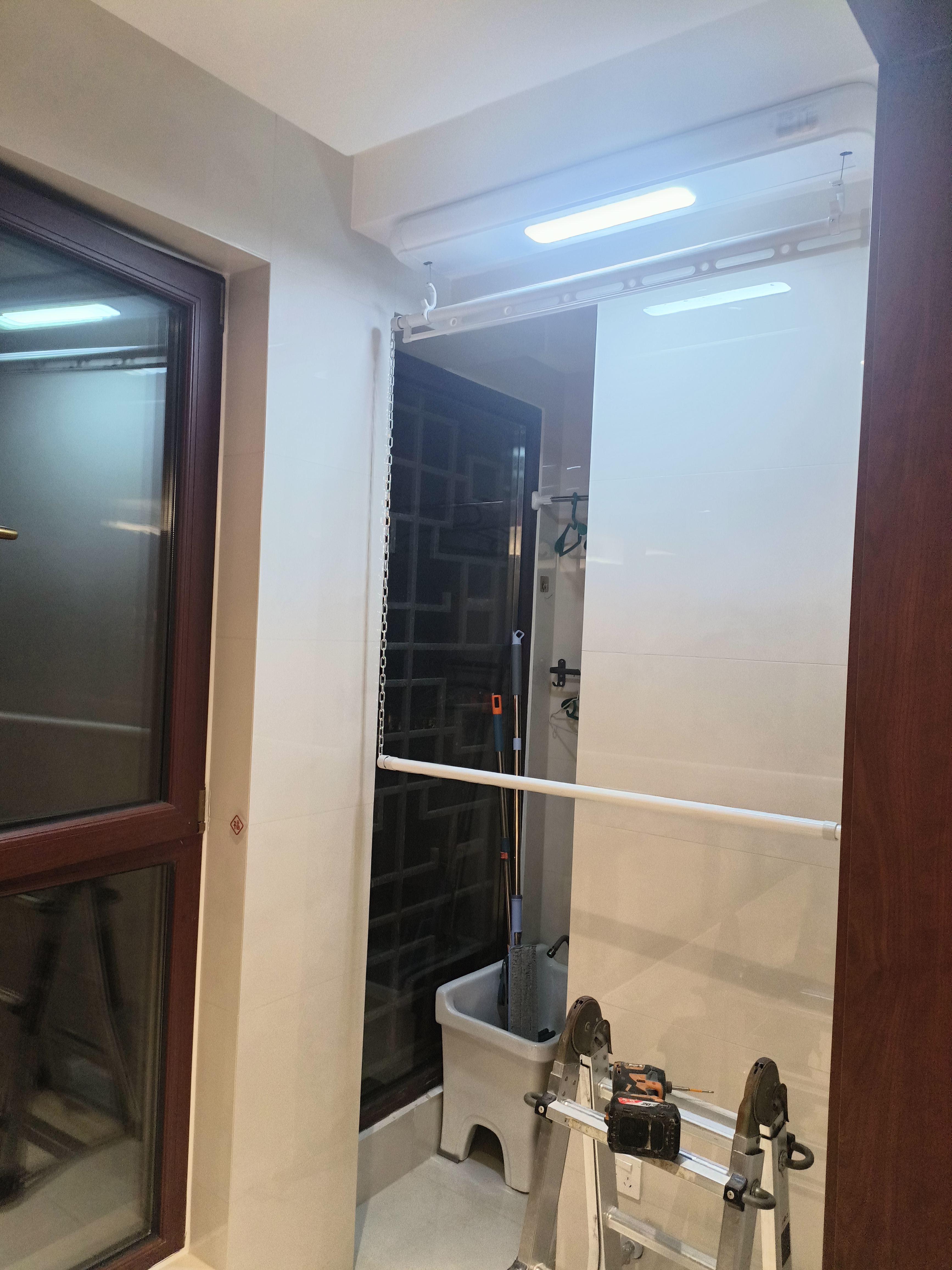 衣恋阳光（YILIANYANGGUANG） 电动晾衣架单杆升降阳台智能晾衣机室内小户型晒衣架明装遥控 北欧白1米上下杆大间距款 实拍图