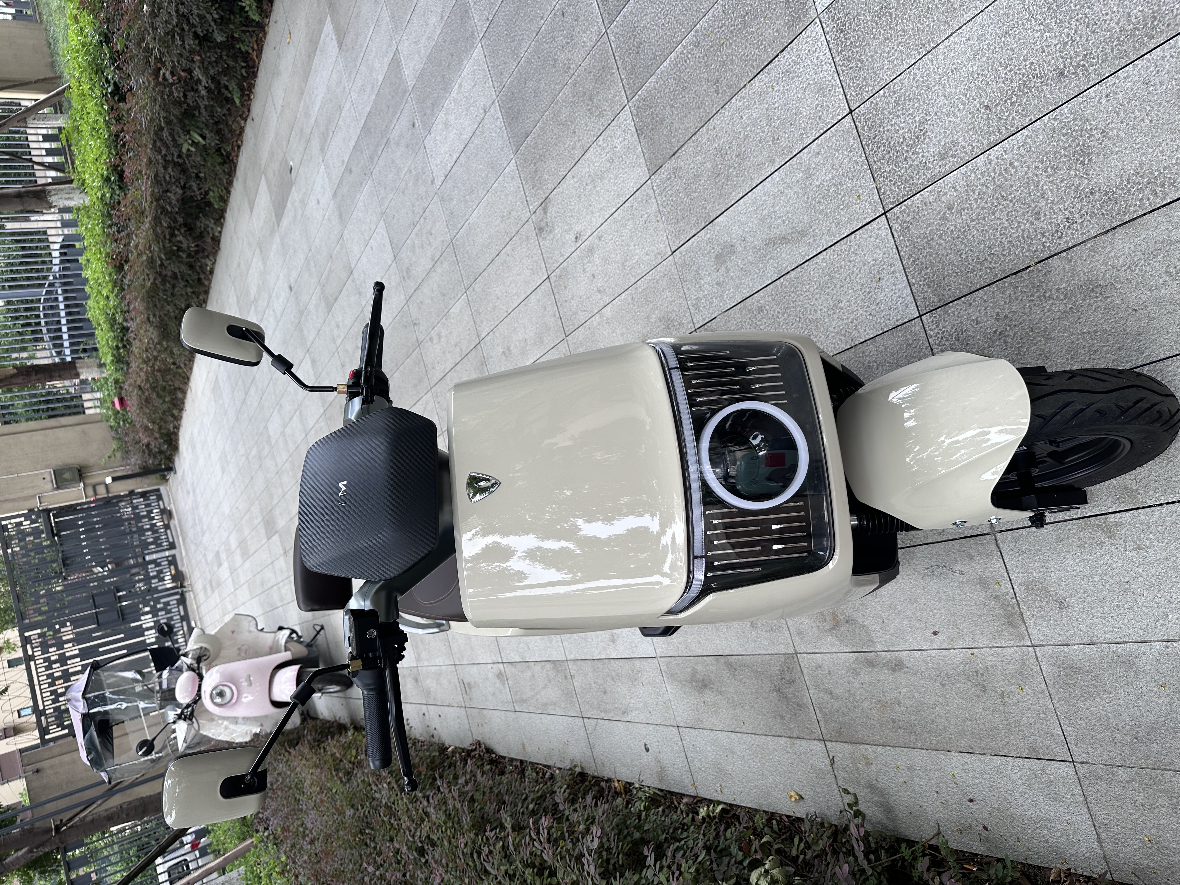立马电动摩托车耀影 至高106KM72V32Ah长续航智能APP外卖通勤电动车茶白 实拍图