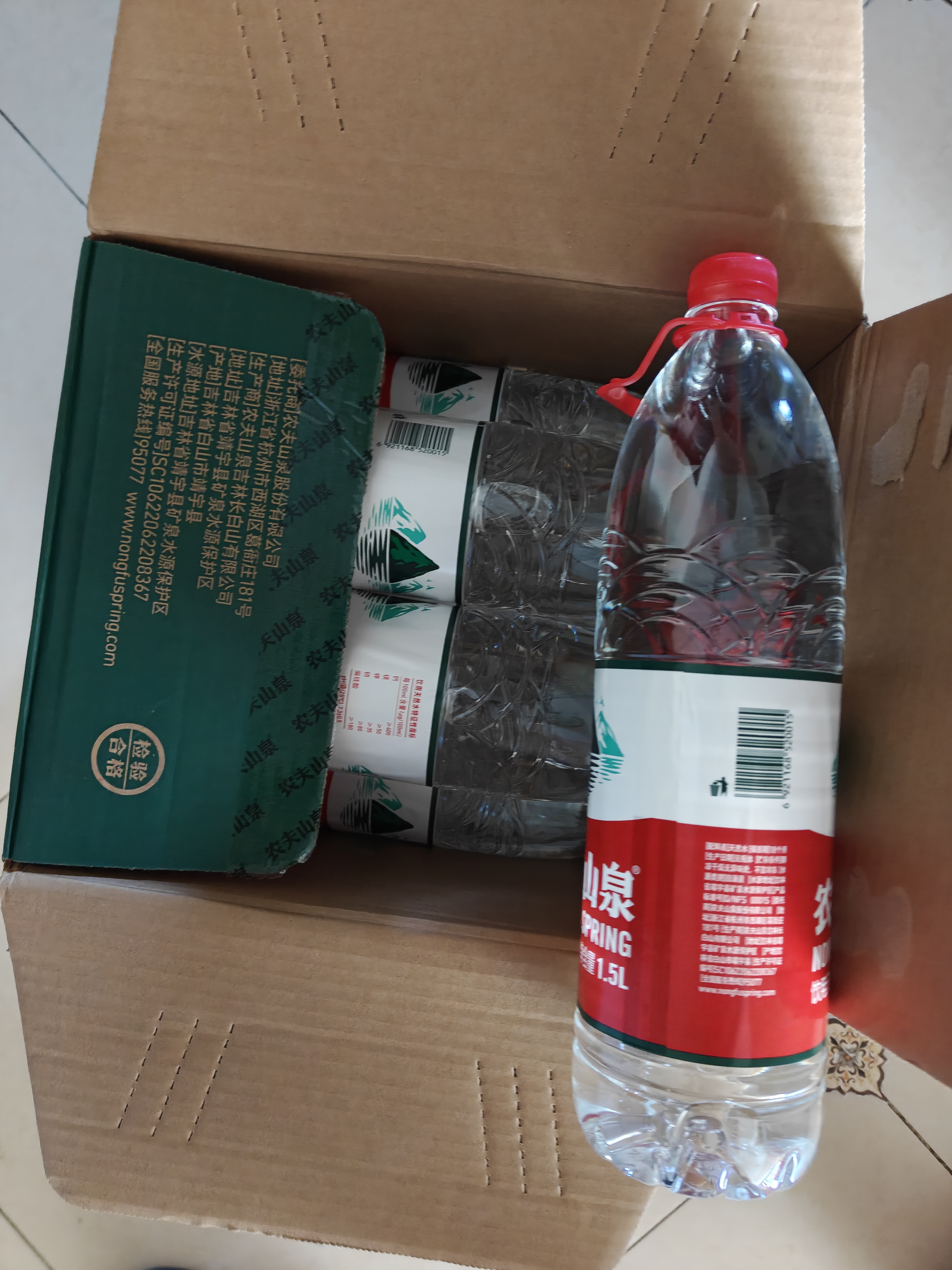农夫山泉 饮用水 饮用天然水1.5L 1*12瓶  整箱装 塑膜随机发货 实拍图