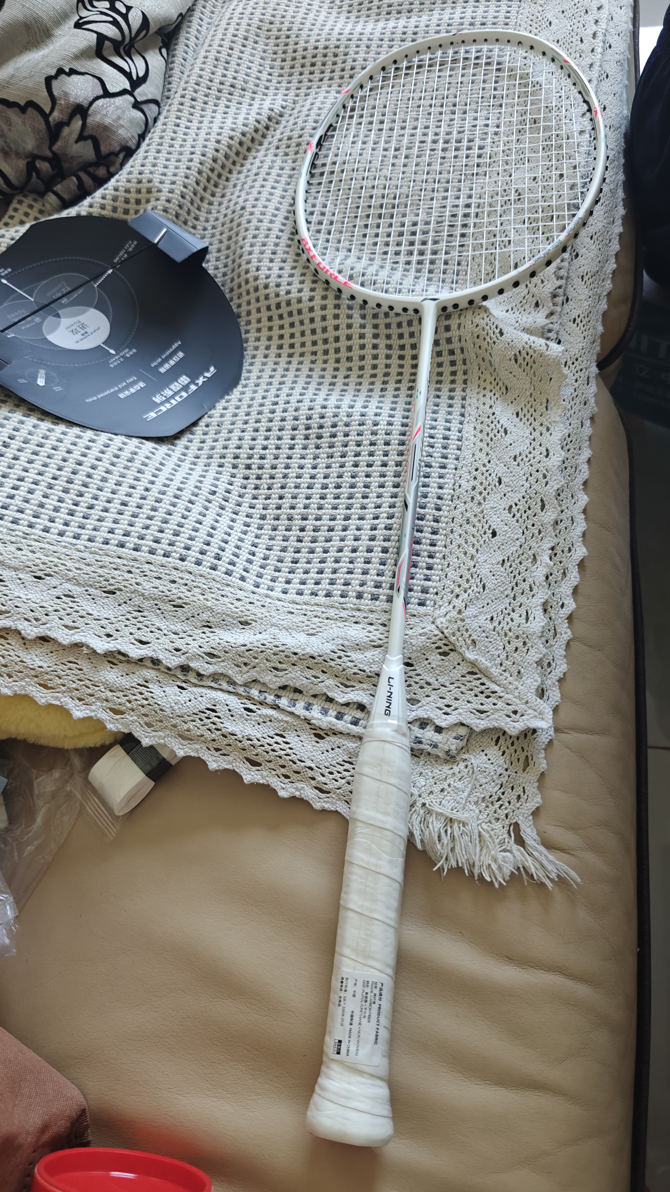 李宁（LI-NING）羽毛球拍雷霆小钢炮超轻白色全碳素进攻型单拍5U已拉线AYPT311-5 实拍图