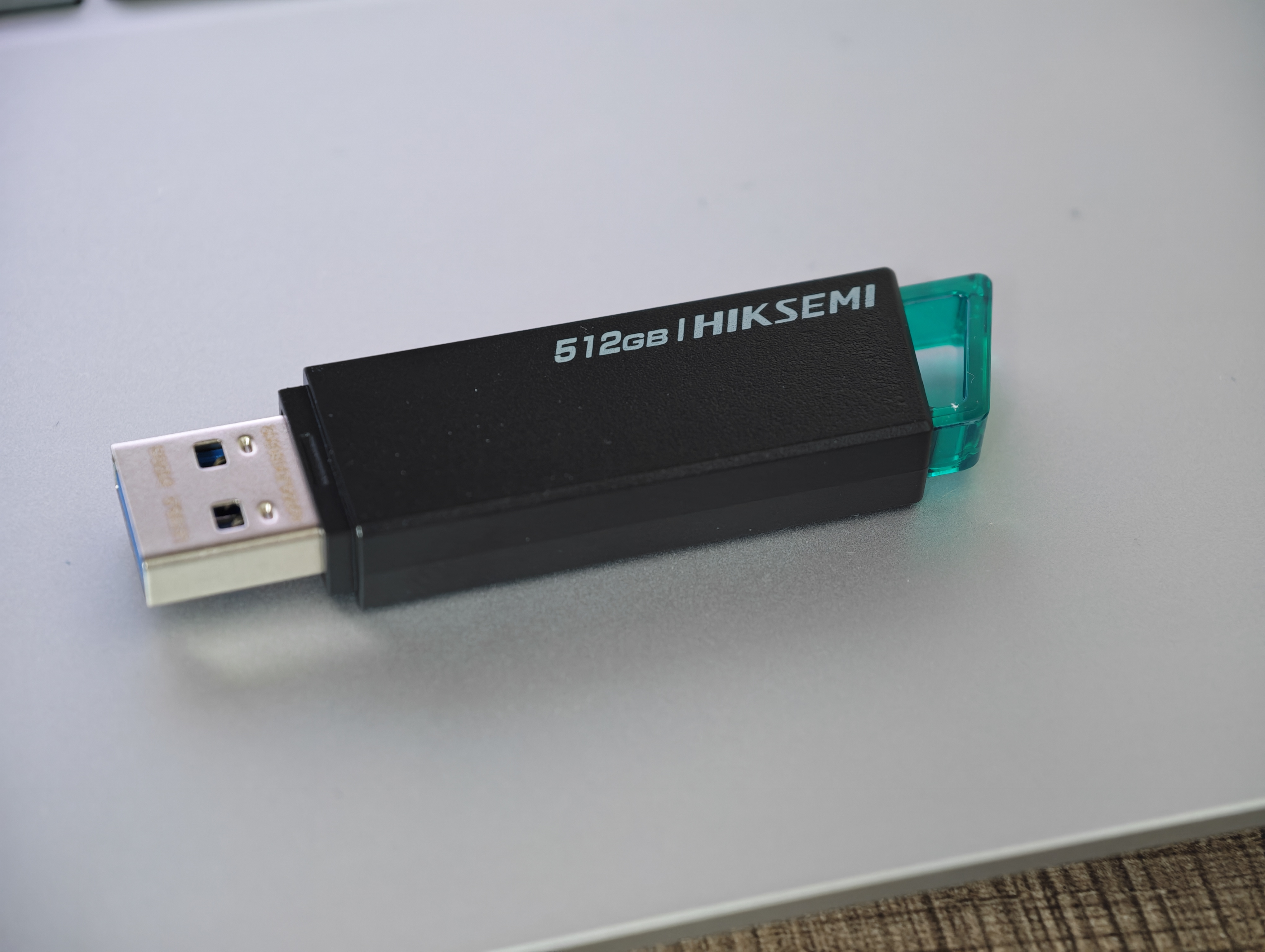 海康威视（HIKVISION）512GB USB3.2 U盘 R33 工作指示灯 读速130MB/s 高速移动u盘 适用华为电脑商务办公学习通用优盘 实拍图