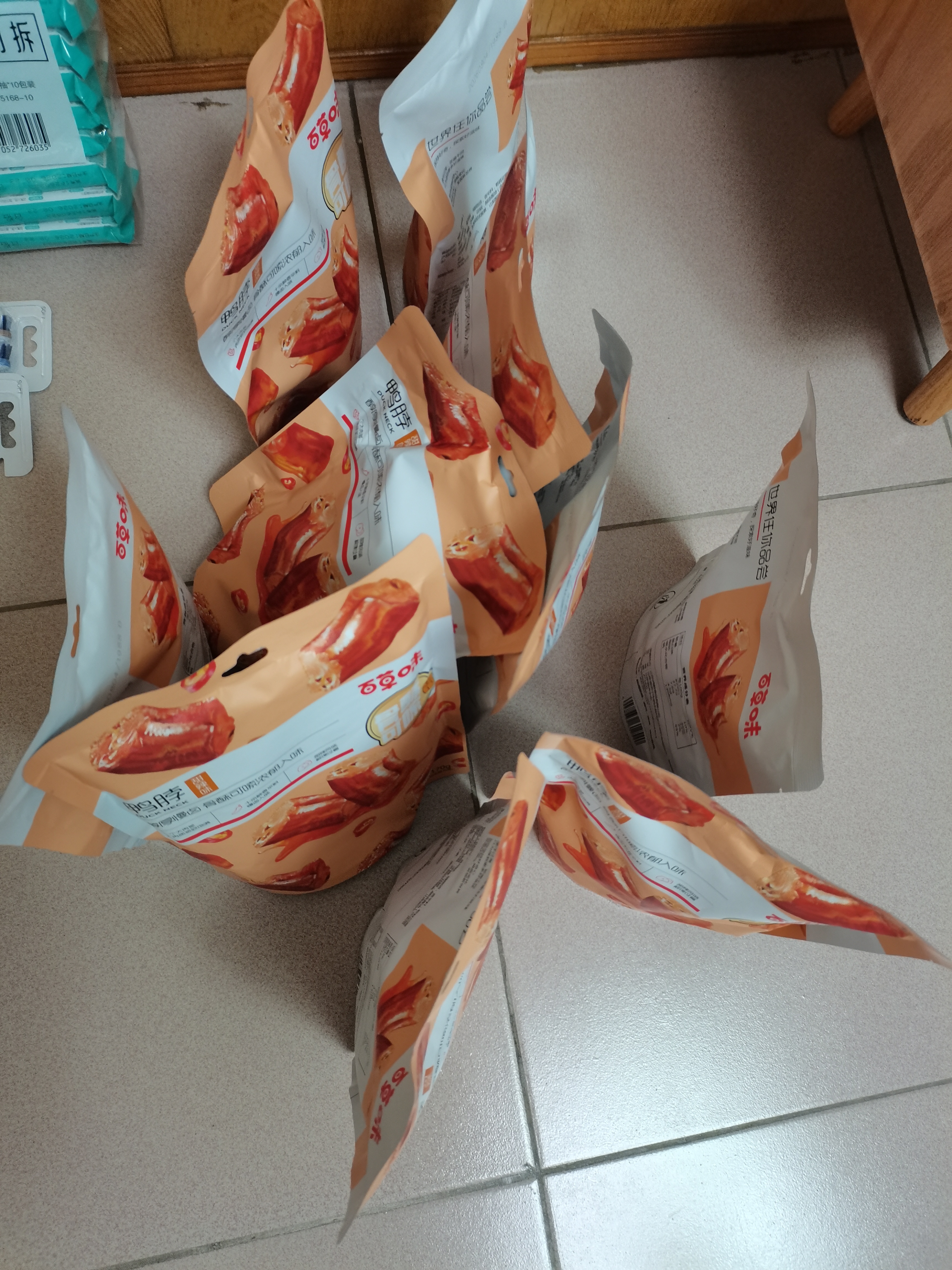 百草味鸭脖甜辣味170g 熟食卤味休闲肉类零食办公室解馋网红小吃 实拍图