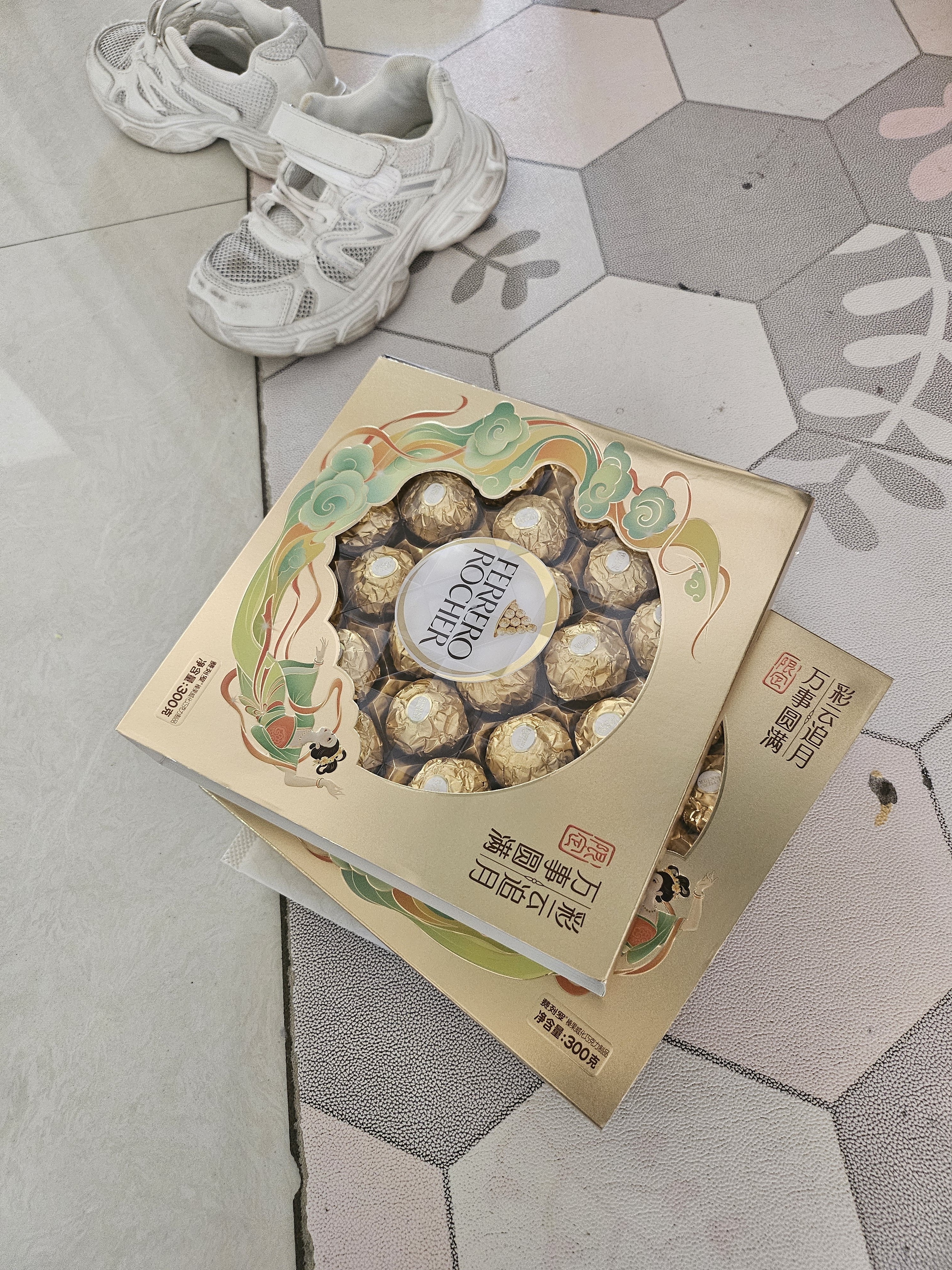 费列罗榛果威化巧克力制品24粒300g 喜糖 零食 糖果 中秋节礼物 实拍图