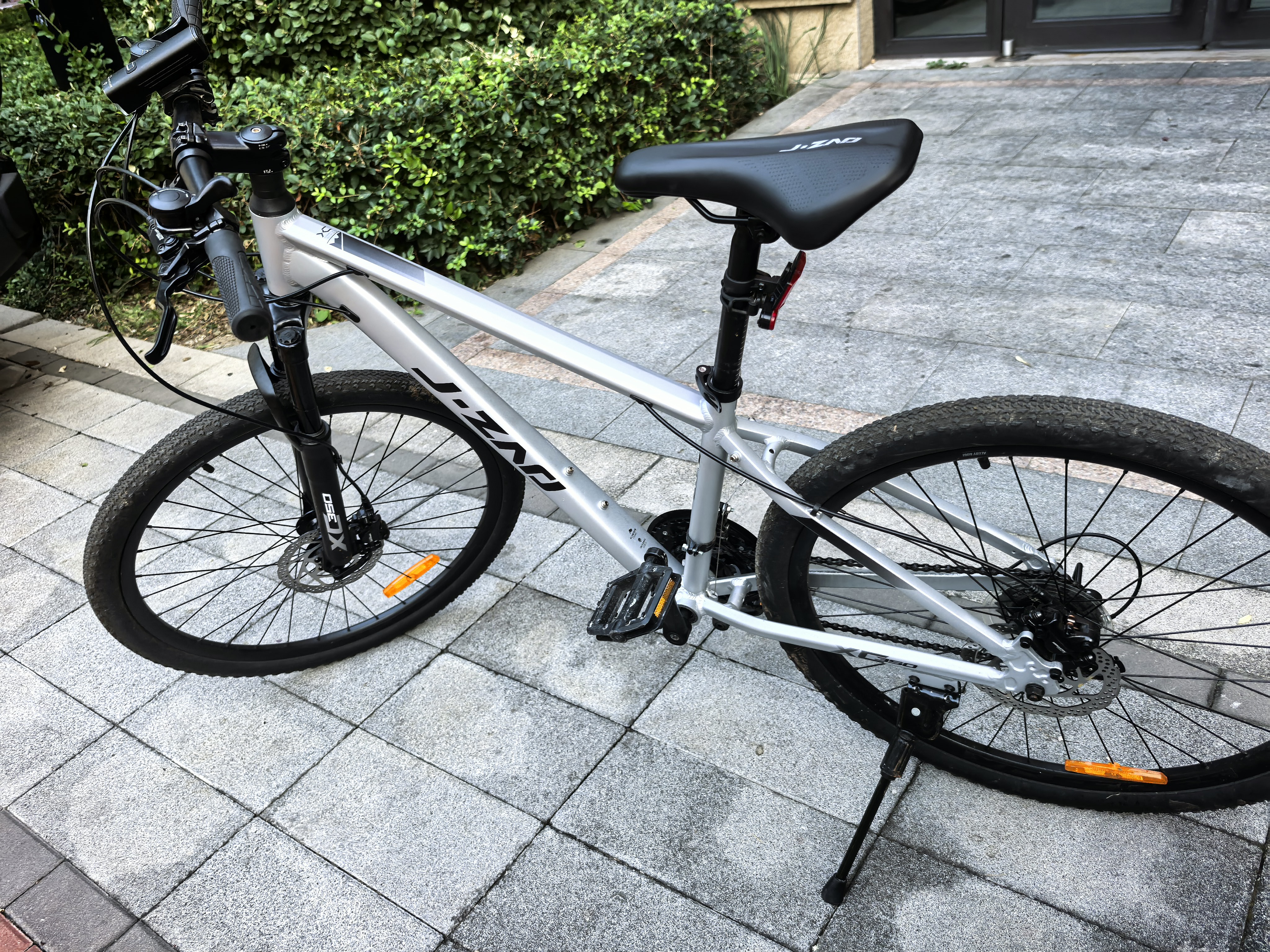 京东京造 XC350山地自行车铝合金禧玛诺21速油压碟刹成年人学生15寸时空银 实拍图