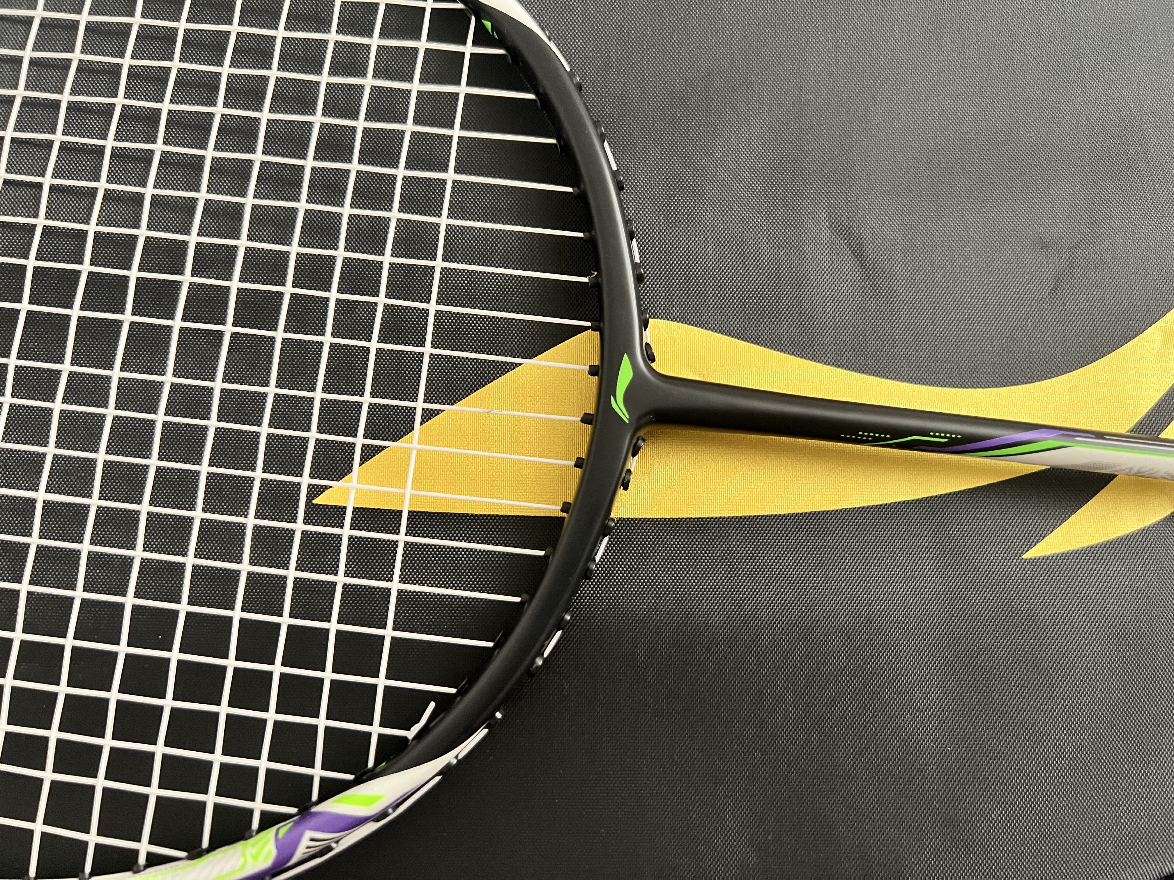 李宁（LI-NING）羽毛球拍战戟小马达全碳素珍珠白4U已拉线AYPU073-4 实拍图