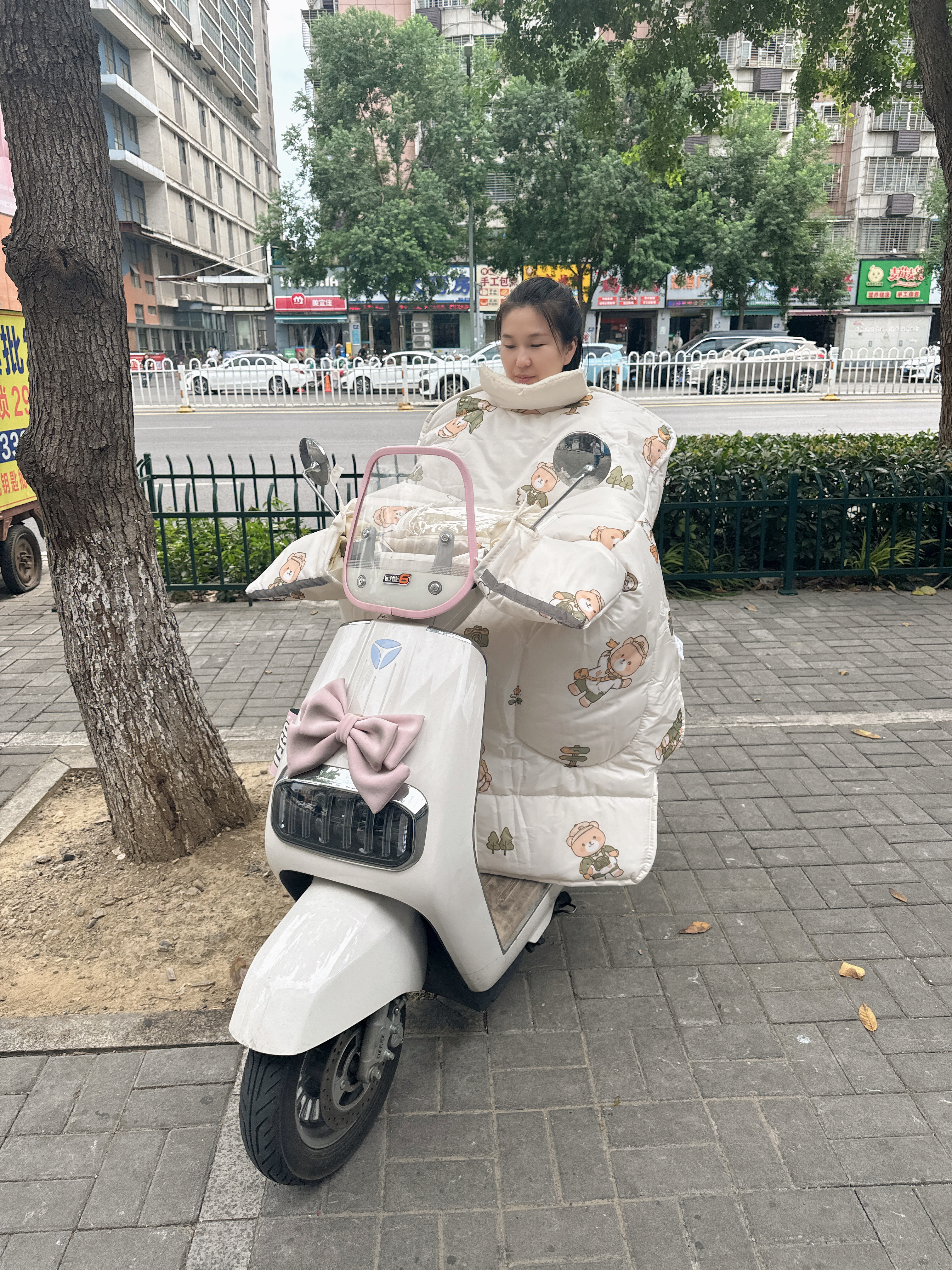 FGHGF儿童亲子款电动车挡风被2026新款冬季加绒加厚电瓶摩托车防风四季通用 玩趣小熊【前后双膜宝宝舱+护肩护脖】 实拍图
