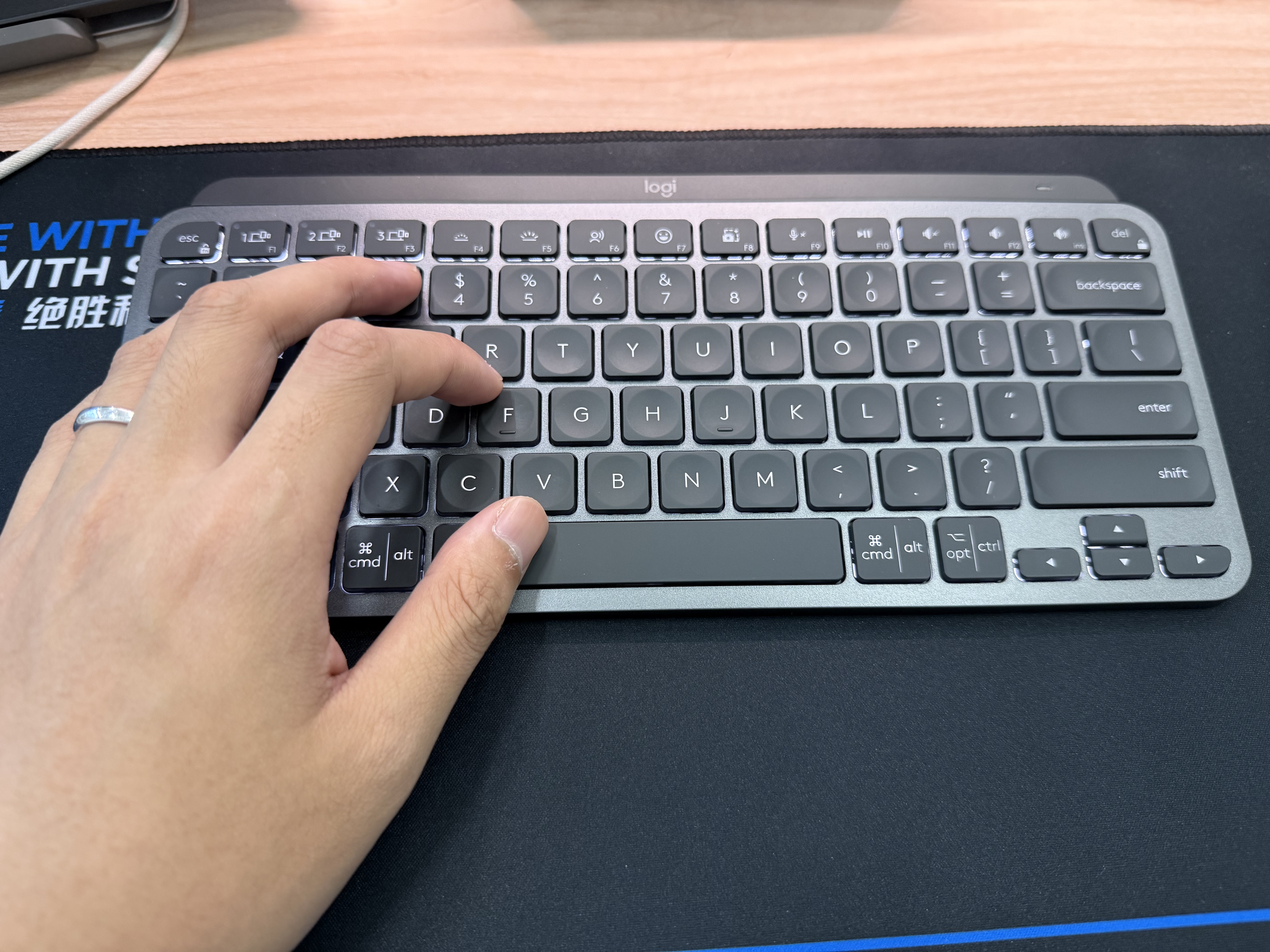罗技（Logitech）大师系列MX Keys Mini无线蓝牙键盘充电办公ipad Mac薄膜迷你妙控键盘智能背光type-c双模跨屏79键 石墨黑（带Bolt接收器） 实拍图