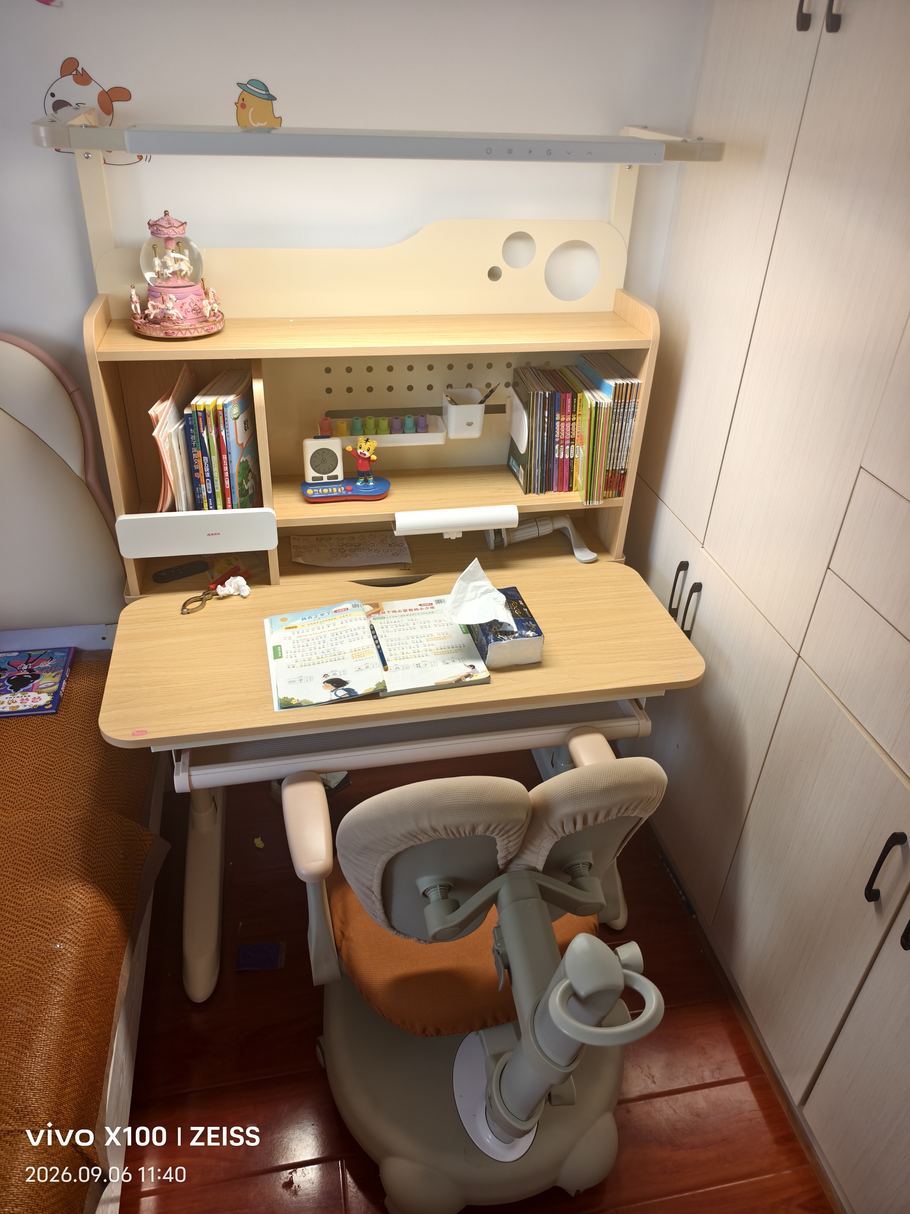 龙承匠人儿童学习桌椅套装J120实木可升降写字书桌中小学生6-18岁课桌椅子 【升级稀土抑轴灯】1米实木桌+追背椅咖 赠学习大礼包 实拍图