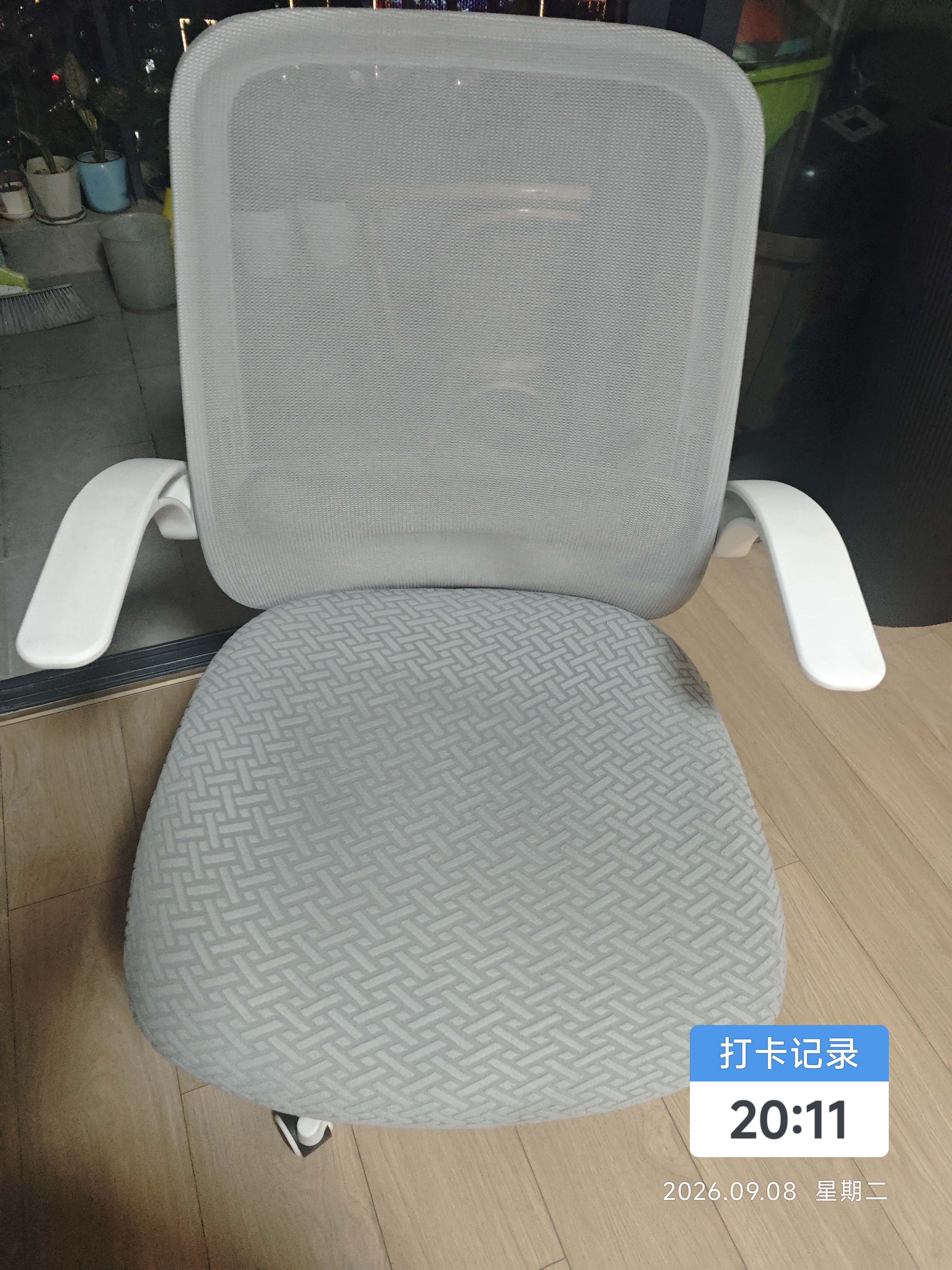 得力（deli）KF256可翻折扶手电脑椅 居家办公椅 学习椅 人体工学透气网布 白 实拍图
