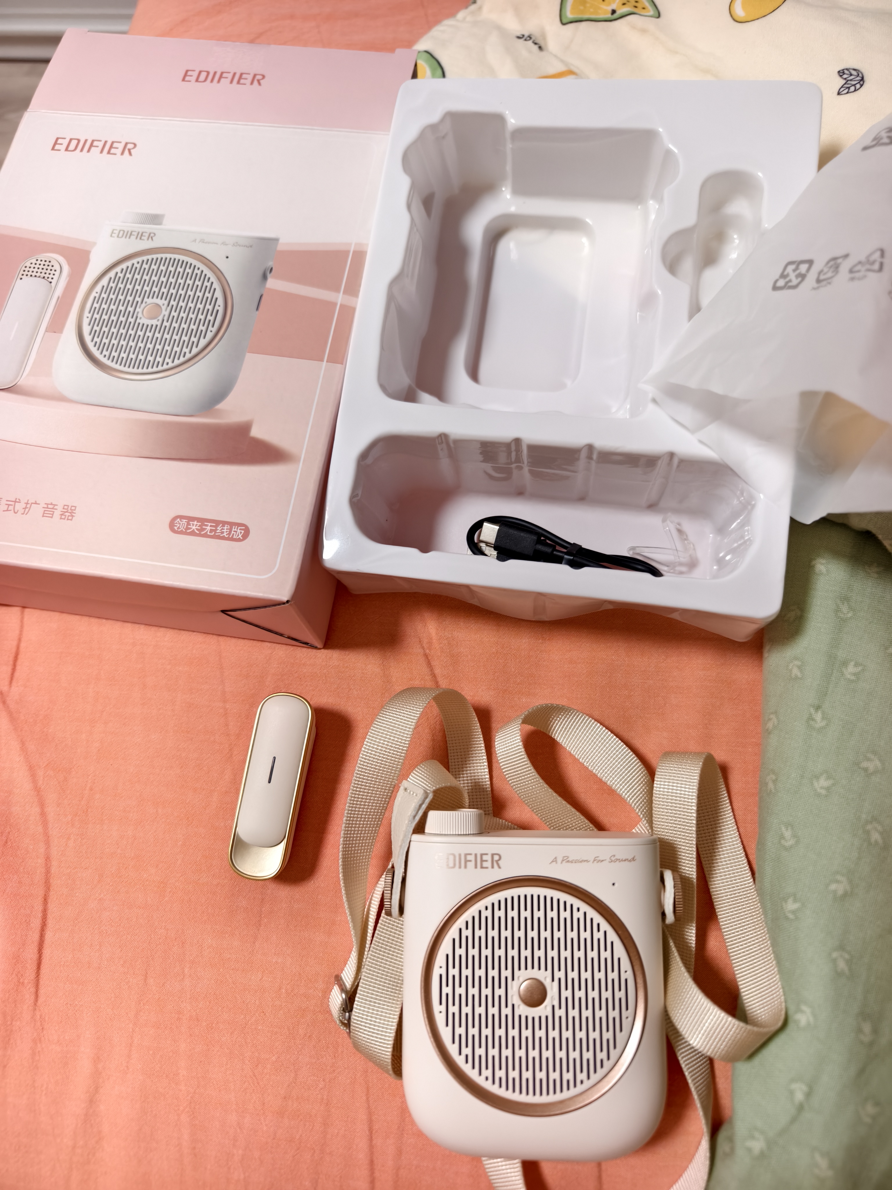 漫步者（EDIFIER）MF2领夹无线版 小蜜蜂扩音器教师导游导购讲解员老师教学专用上课便携大功率麦克风音箱播放器礼物 云岩白【领夹无线版】丨无线麦+腰带 实拍图
