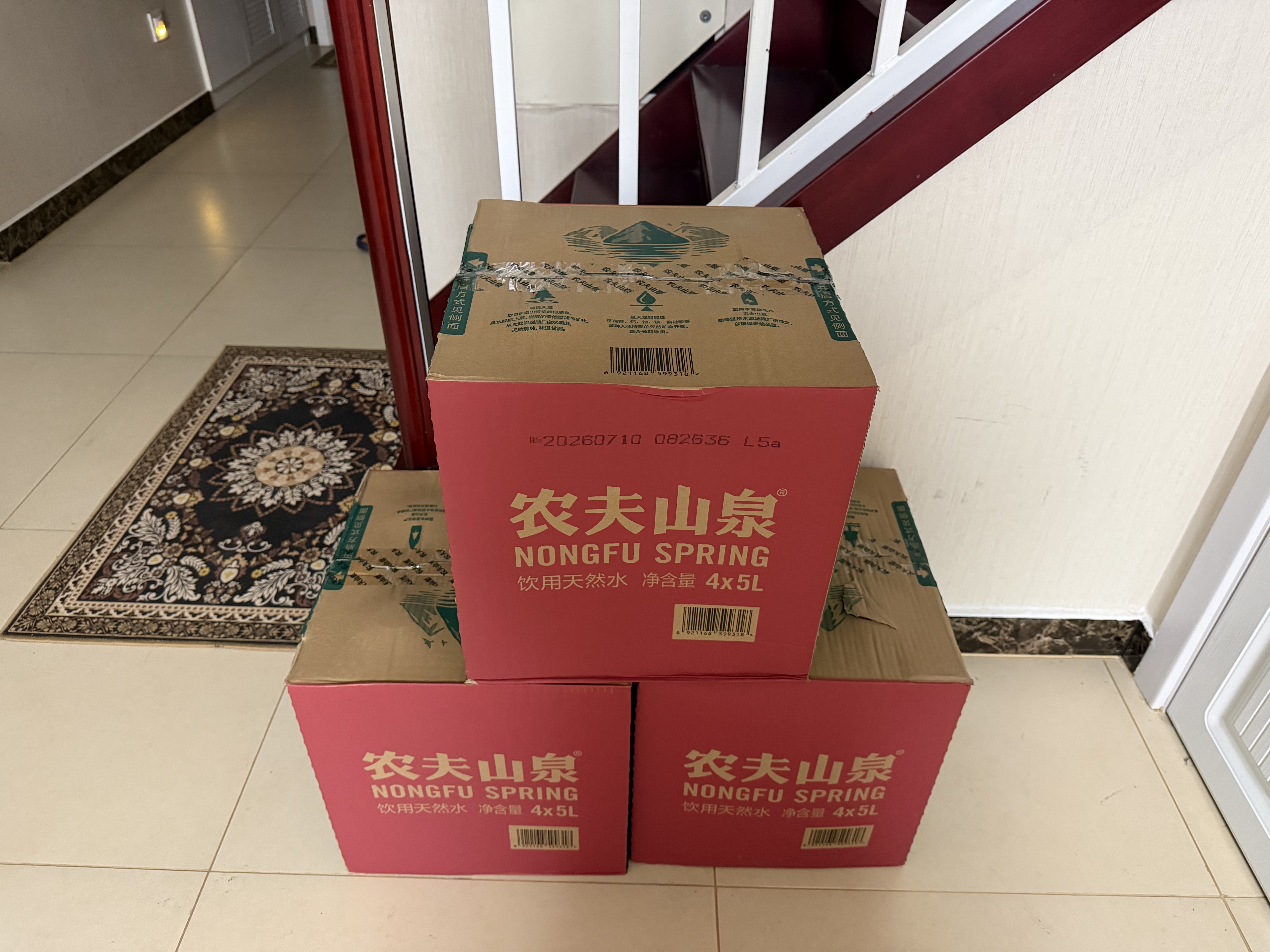 农夫山泉饮用水 饮用天然水5L*4桶 整箱装 桶装水塑膜随机包装 实拍图