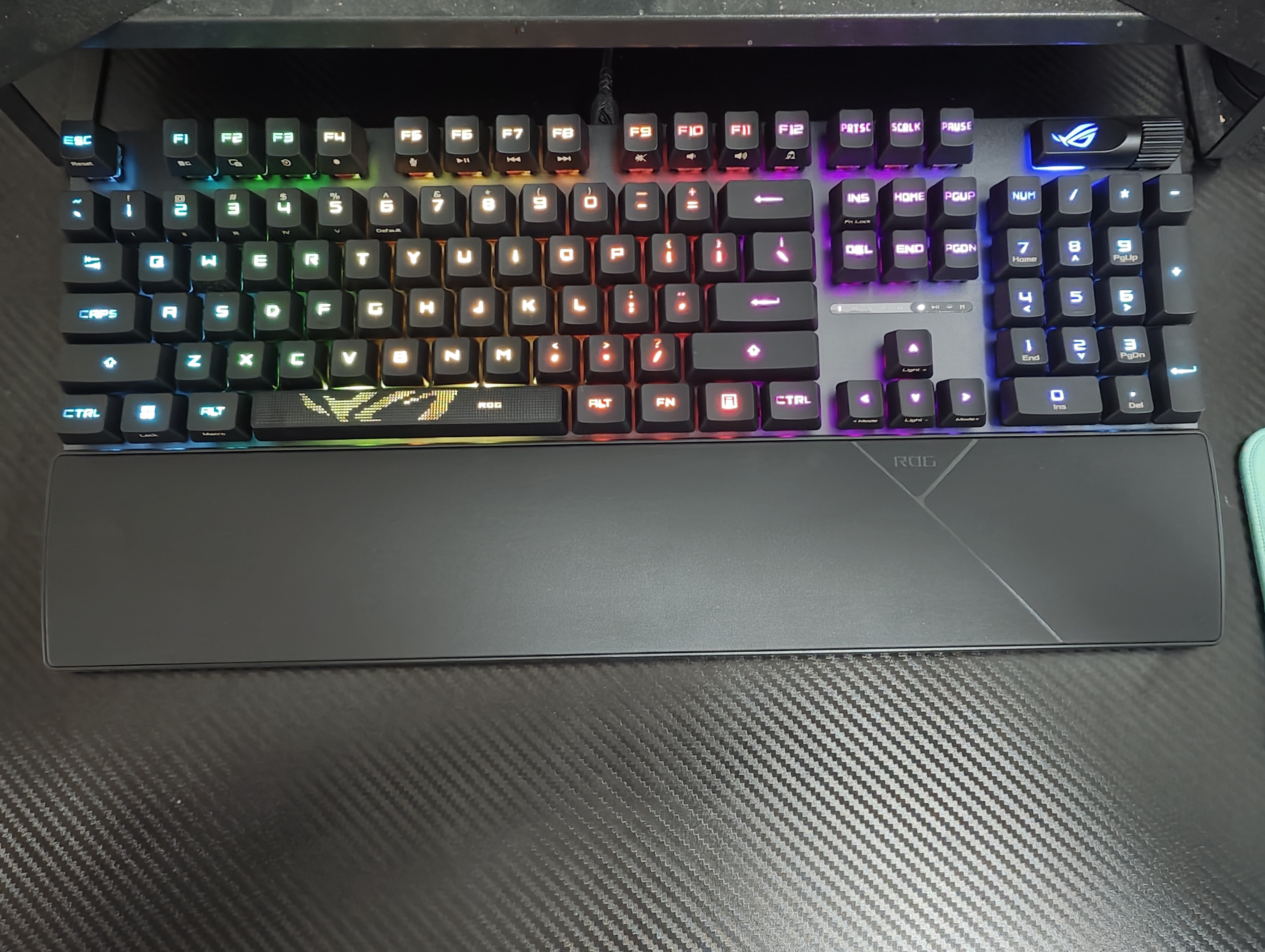 ROG 游侠2 RX PBT版 机械键盘 有线电竞游戏键盘 RX红轴 RGB背光 防水防尘键盘104键 lpl/吃鸡 黑色  实拍图