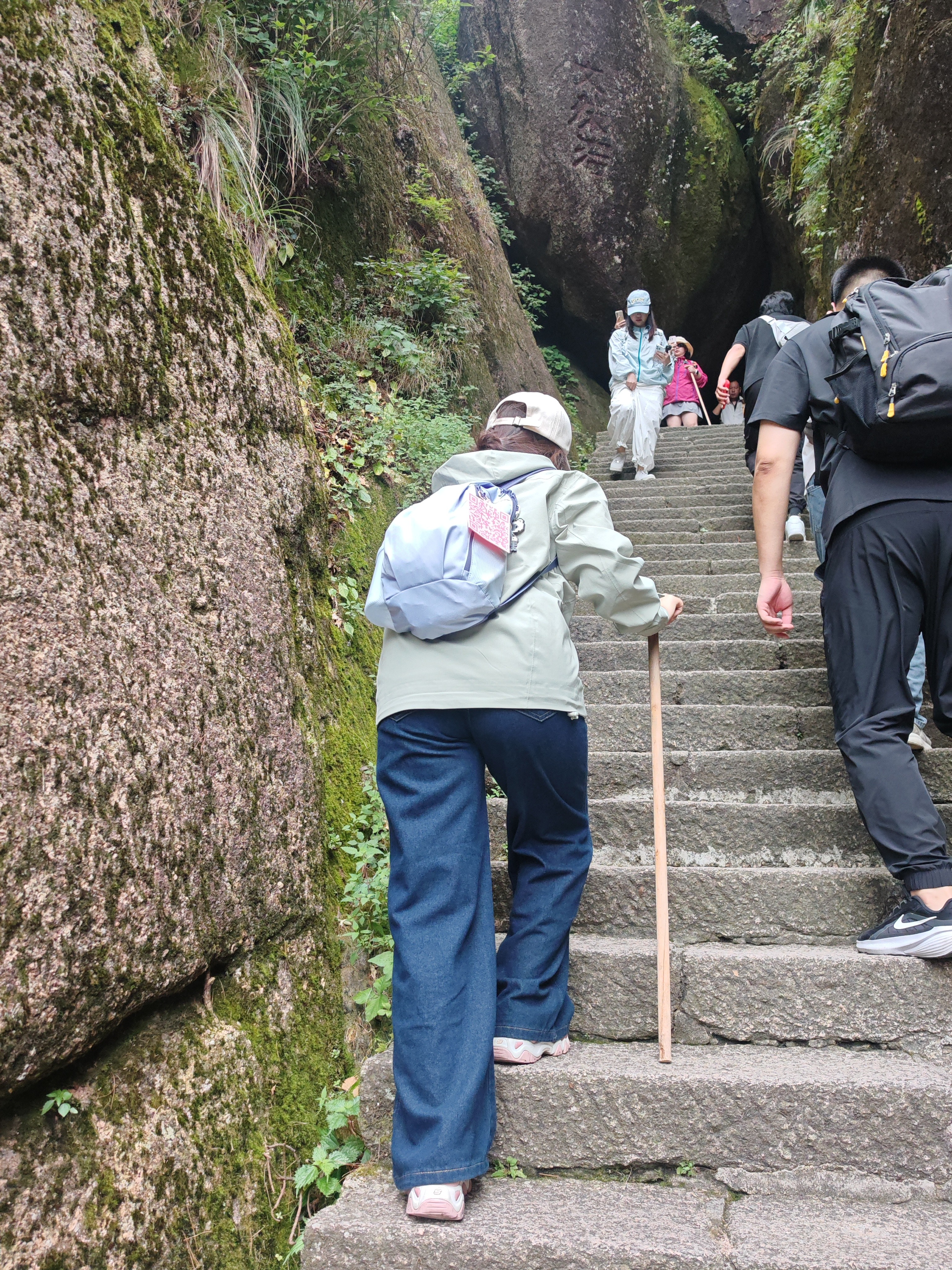 牧高笛（MOBIGARDEN）征途避震款登山杖 户外徒步登山铝合金伸缩登山杖轻便手杖 夜幕黑/135CM（两根） 实拍图