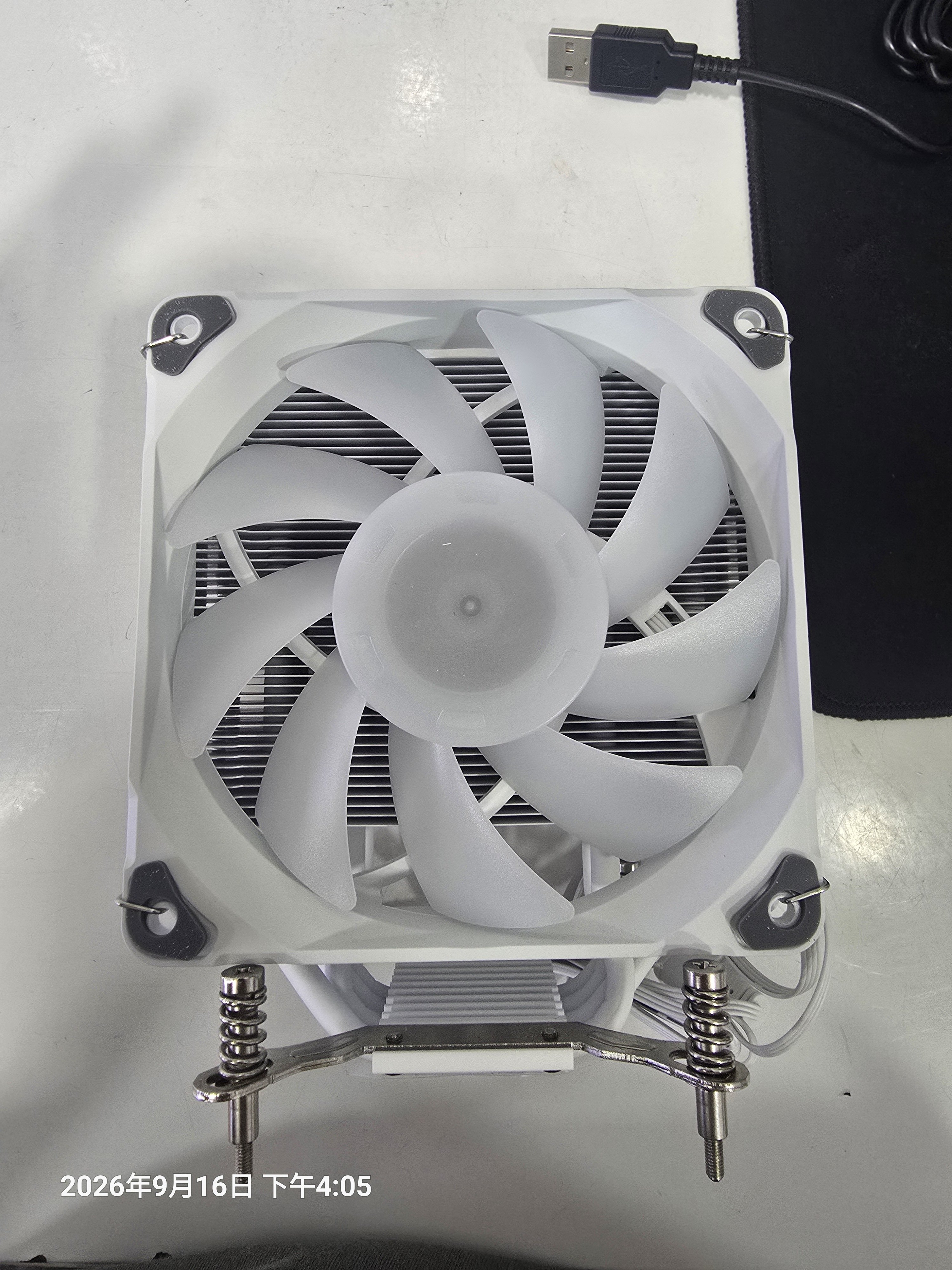 追风者（PHANTEKS）Polar伯乐S4全白单塔ARGB灯效逆重力4热管直触Intel专用CPU风冷散热器(120大风量扇/LGA1700/1851) 实拍图