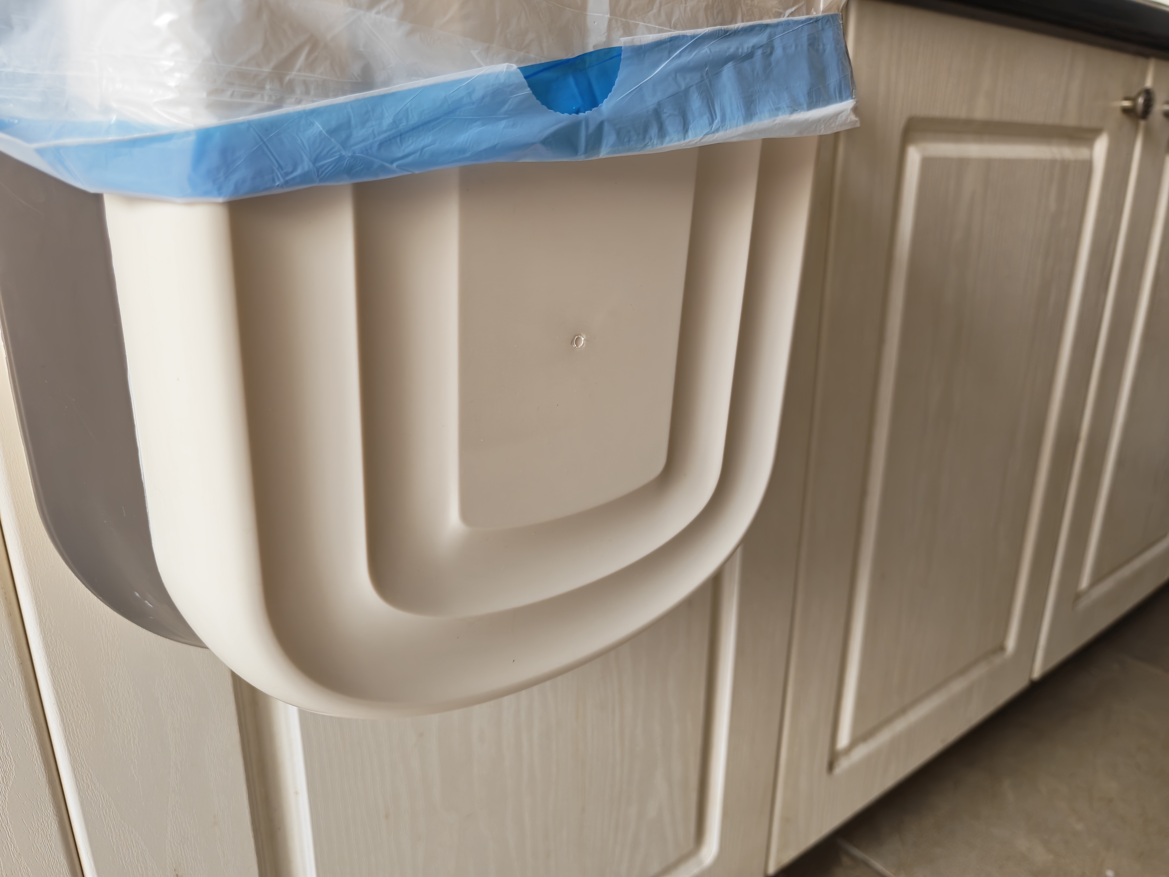 五月花厨房壁挂垃圾桶9L家用橱柜门壁挂式卫生间客厅悬挂收纳折叠款 实拍图