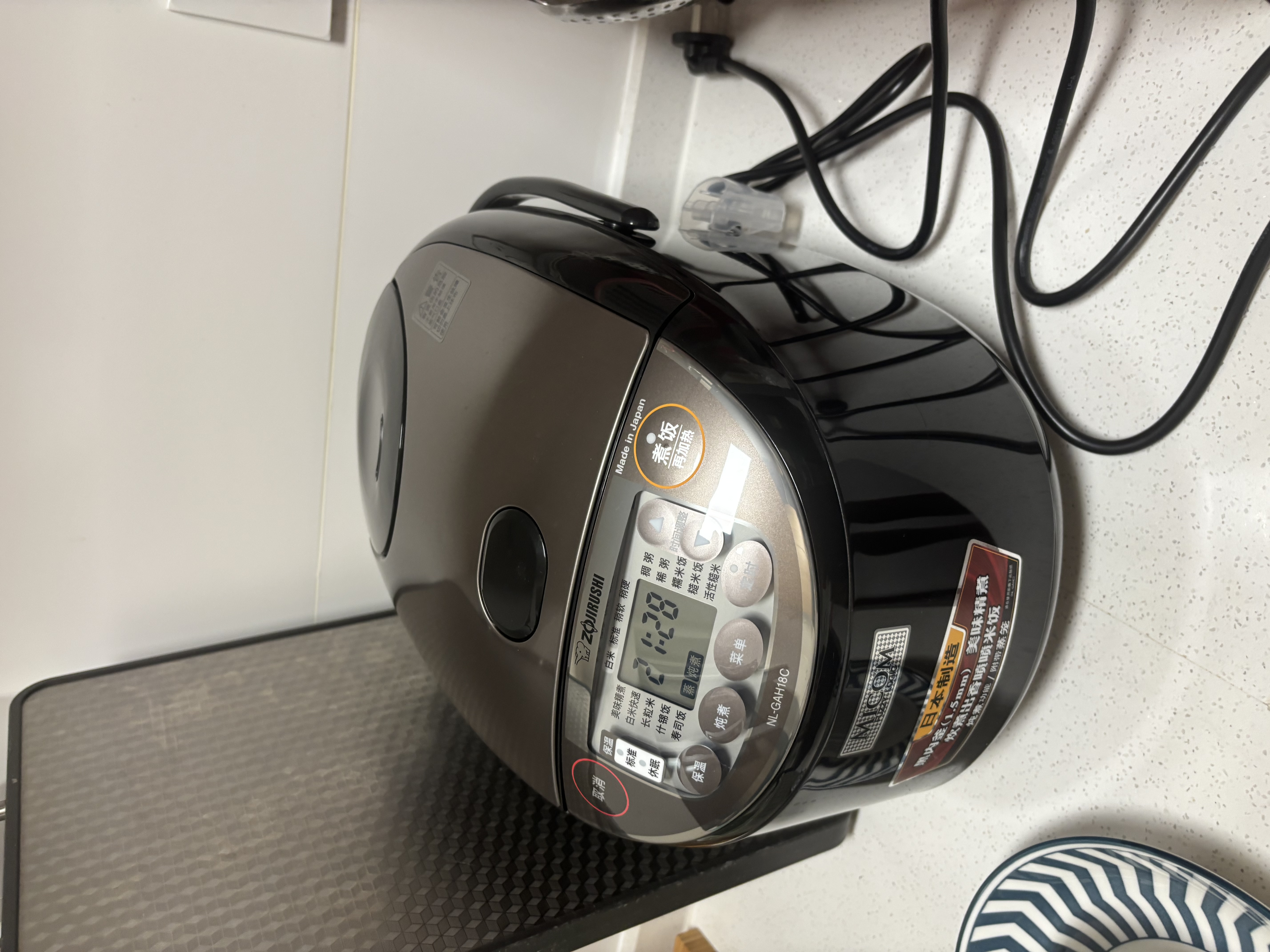 象印（ZO JIRUSHI）日本进口电饭锅微电脑家用电饭煲预约定时蒸格蒸煮黑内釜内胆不粘锅5L（6-10人） 实拍图