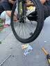 捷尼斯山地自行车铝合金车架变速碟刹减震青少年成人上下班代步通勤单车 黑配/钢架/辐条轮/灰色 26英寸 21速 实拍图