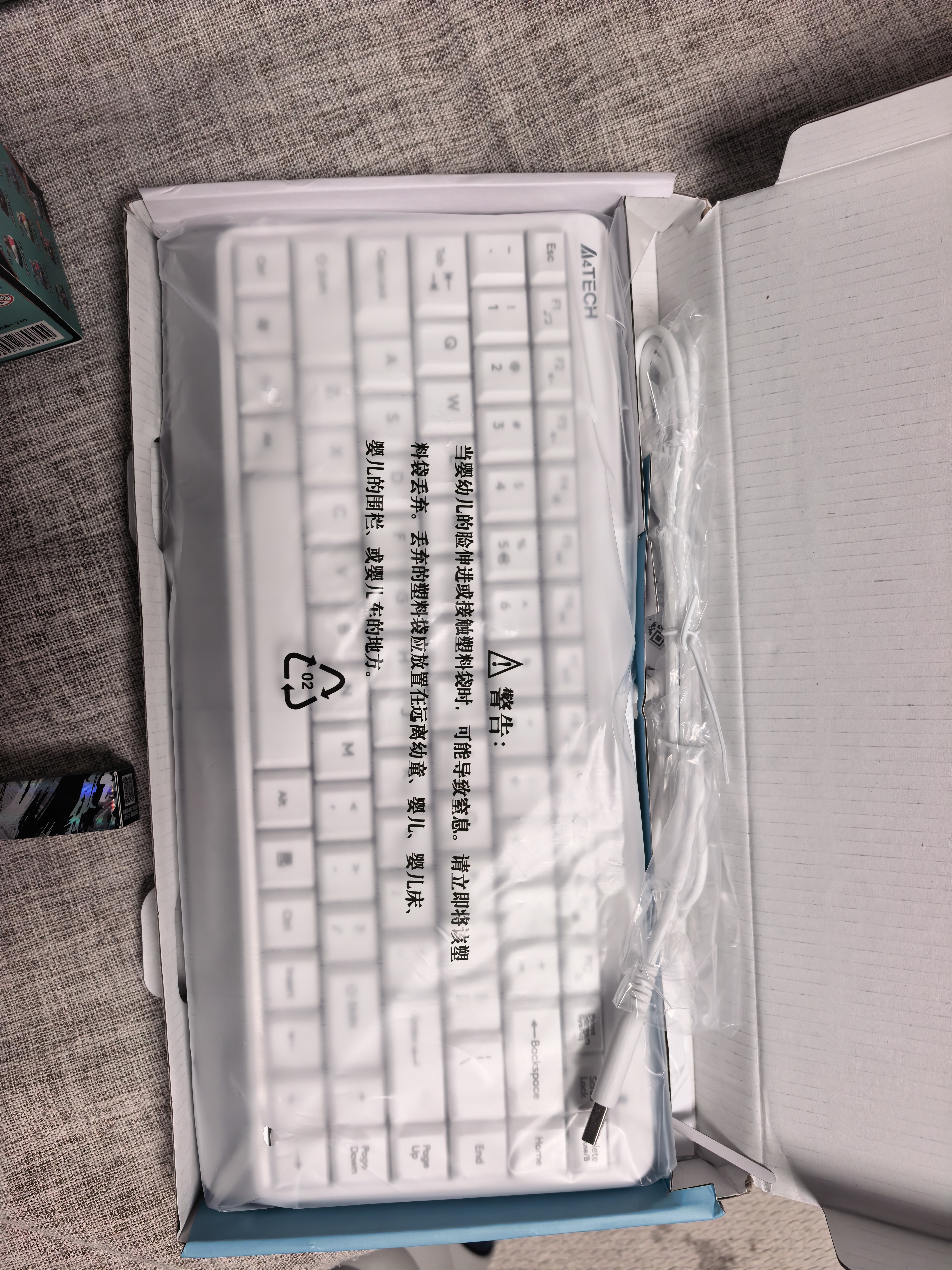 双飞燕（A4TECH）FK11 86键 有线键盘 薄膜键盘笔记本电脑键盘办公键盘便携小键盘小尺寸小型 飞时代象牙白 有线 实拍图