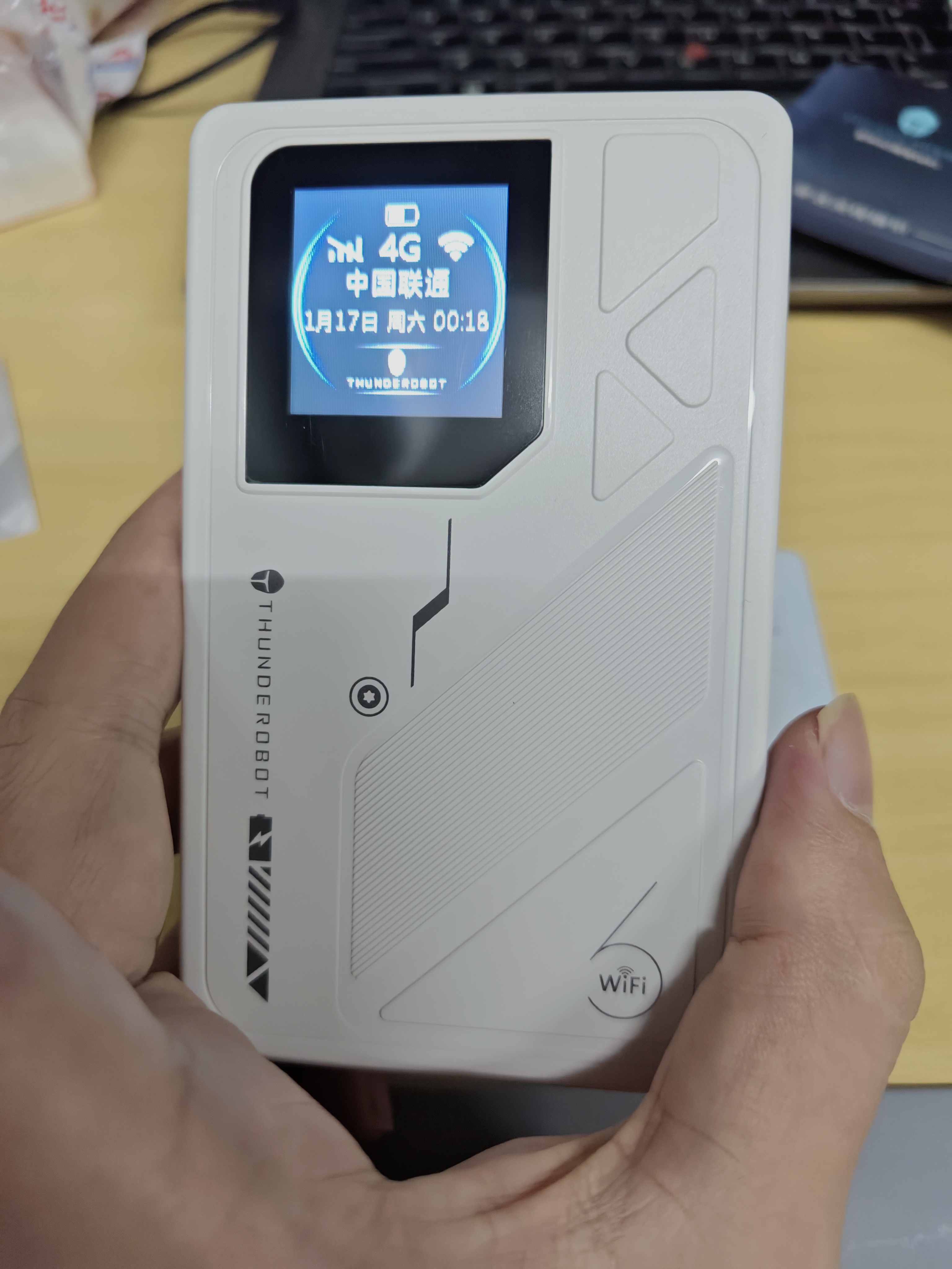雷神（ThundeRobot）随身wifi多网全国通用无线wi-fi6免插卡移动联通电信大流量卡便带携式网卡高速网络2026新款5GHZ 三网通3000毫安充电款【云净白】 实拍图