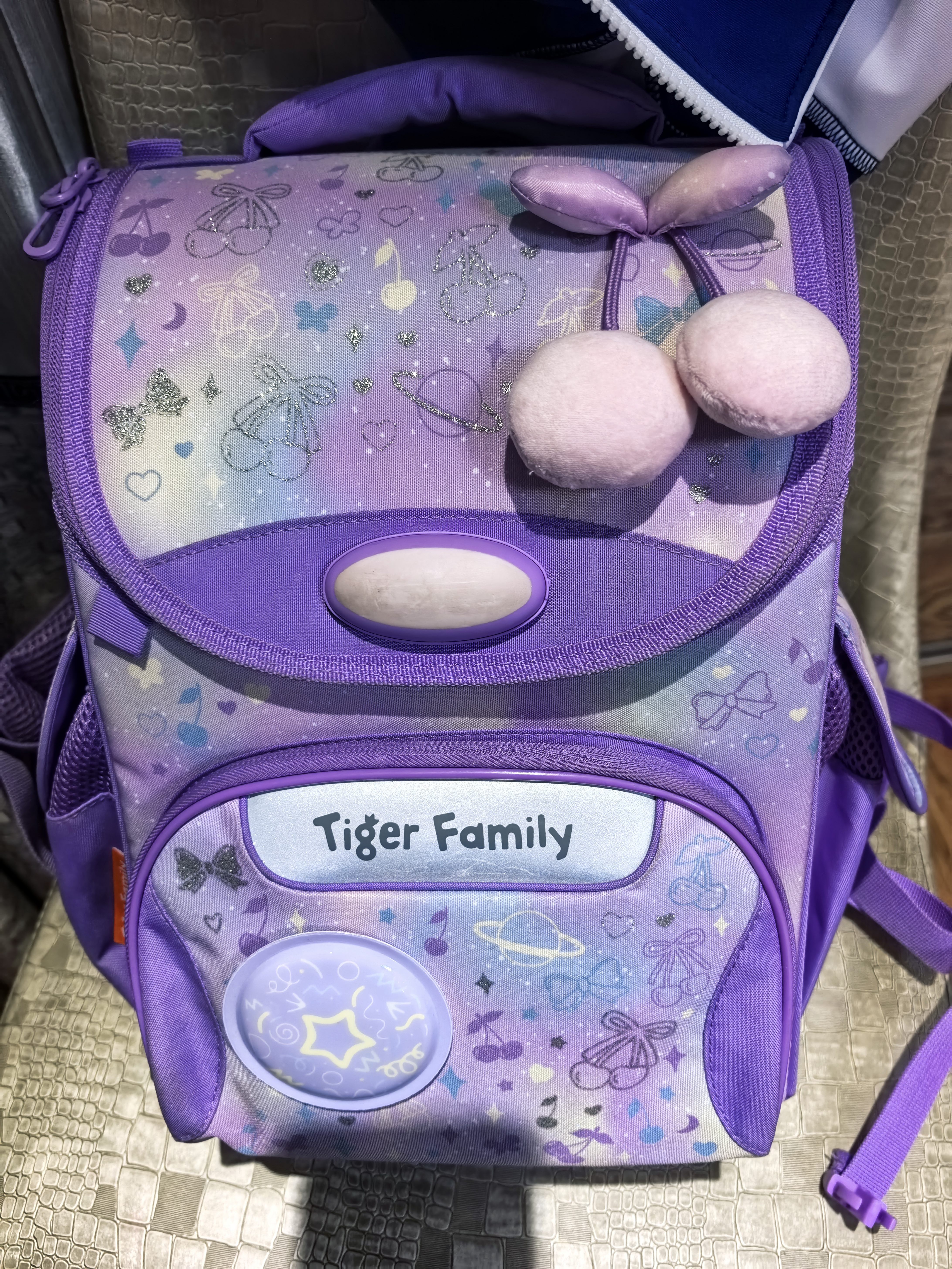 TigerFamily虎米小学生书包1-3年级减负护脊大容量双肩背包 小童【环保配灯】香甜樱桃 #小贵族 实拍图
