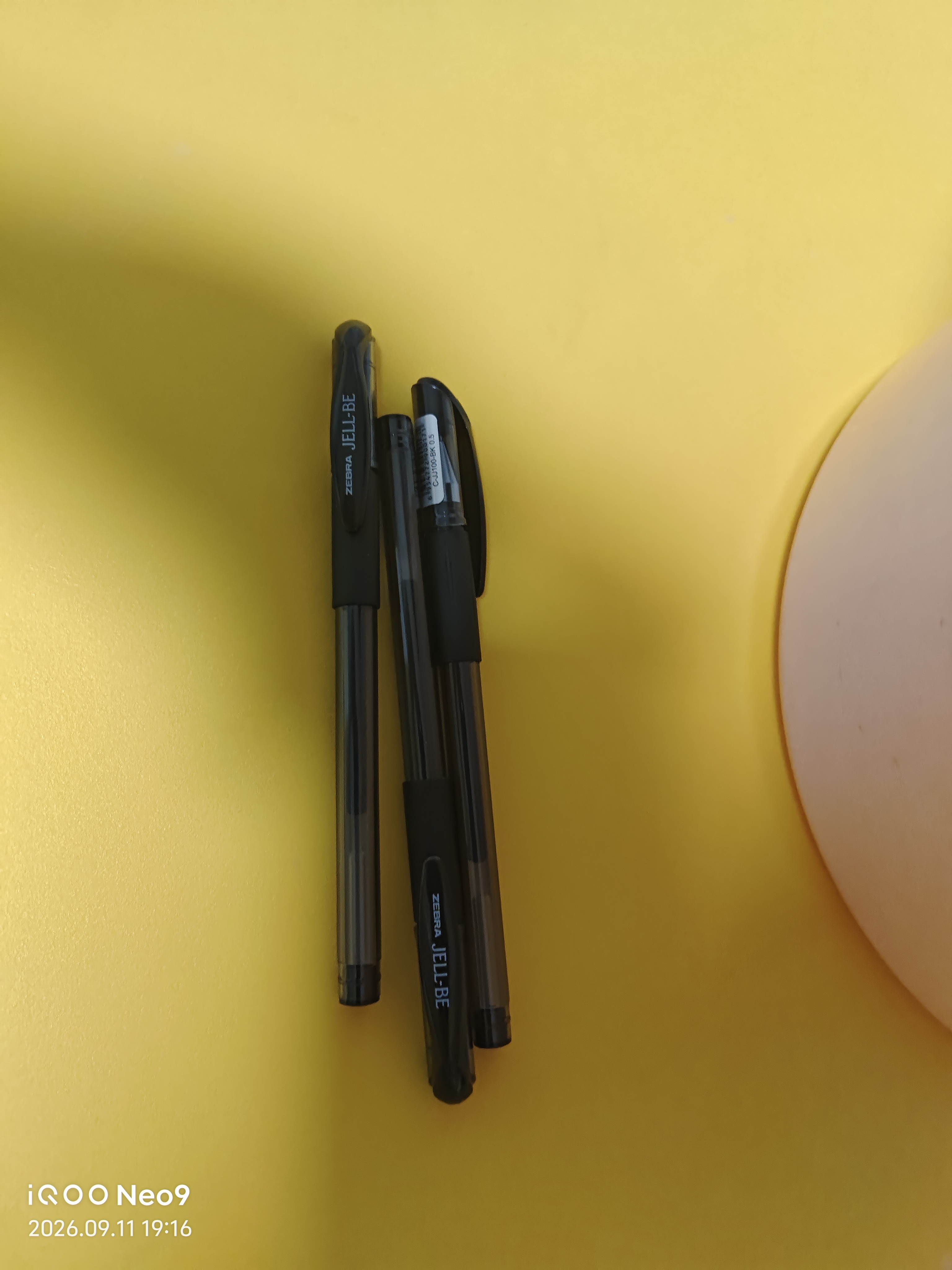 斑马牌（ZEBRA）中性笔 0.5mm子弹头签字笔 学生标记笔走珠水性笔 C-JJ100 JELL-BE 黑色 3支装 实拍图