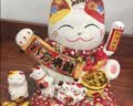 吉猫堂招财猫摆件开业大号自动摇手店铺前台家居客厅装饰发财猫送礼礼品 销量明星【八方来财】28*20*24 【礼盒+坐垫+围脖】电池插电两用 实拍图