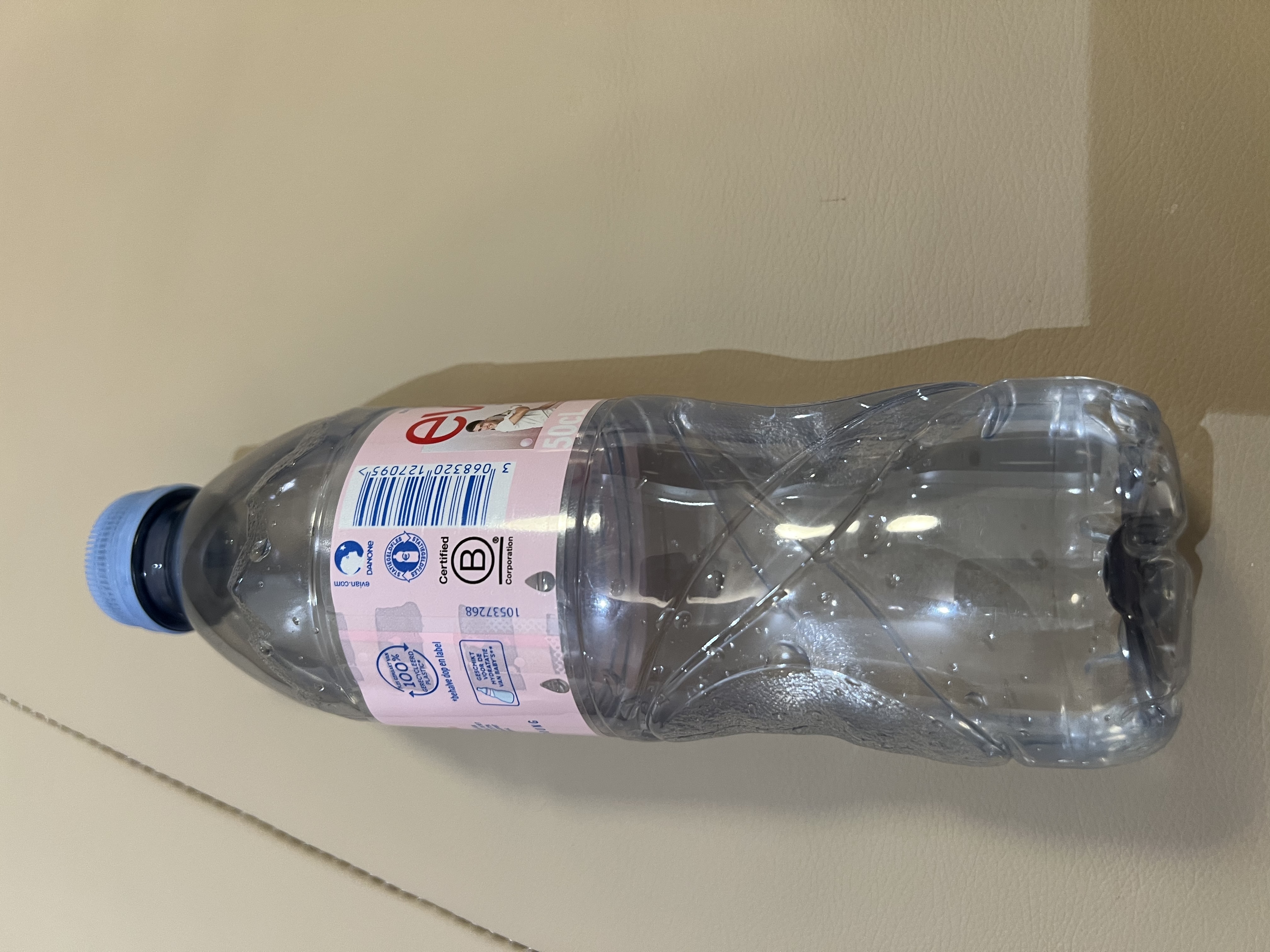 依云（evian）法国原装进口 矿泉水500ml*24瓶 整箱天然饮用水200周年限定款 实拍图