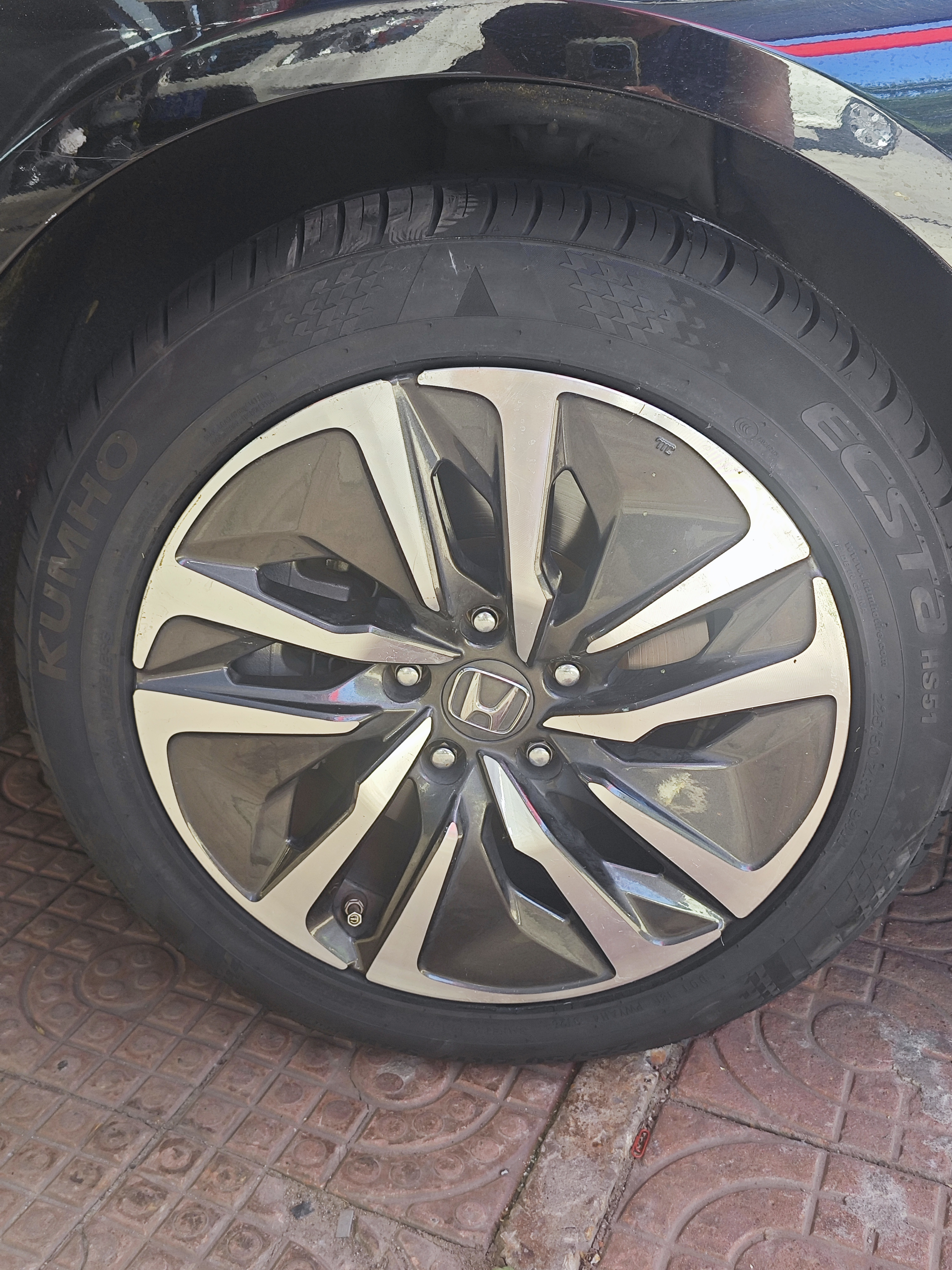 锦湖KUMHO汽车轮胎 225/50ZR17 94W HS51 适配雅阁/凌渡/皇冠/奥迪A4L 实拍图