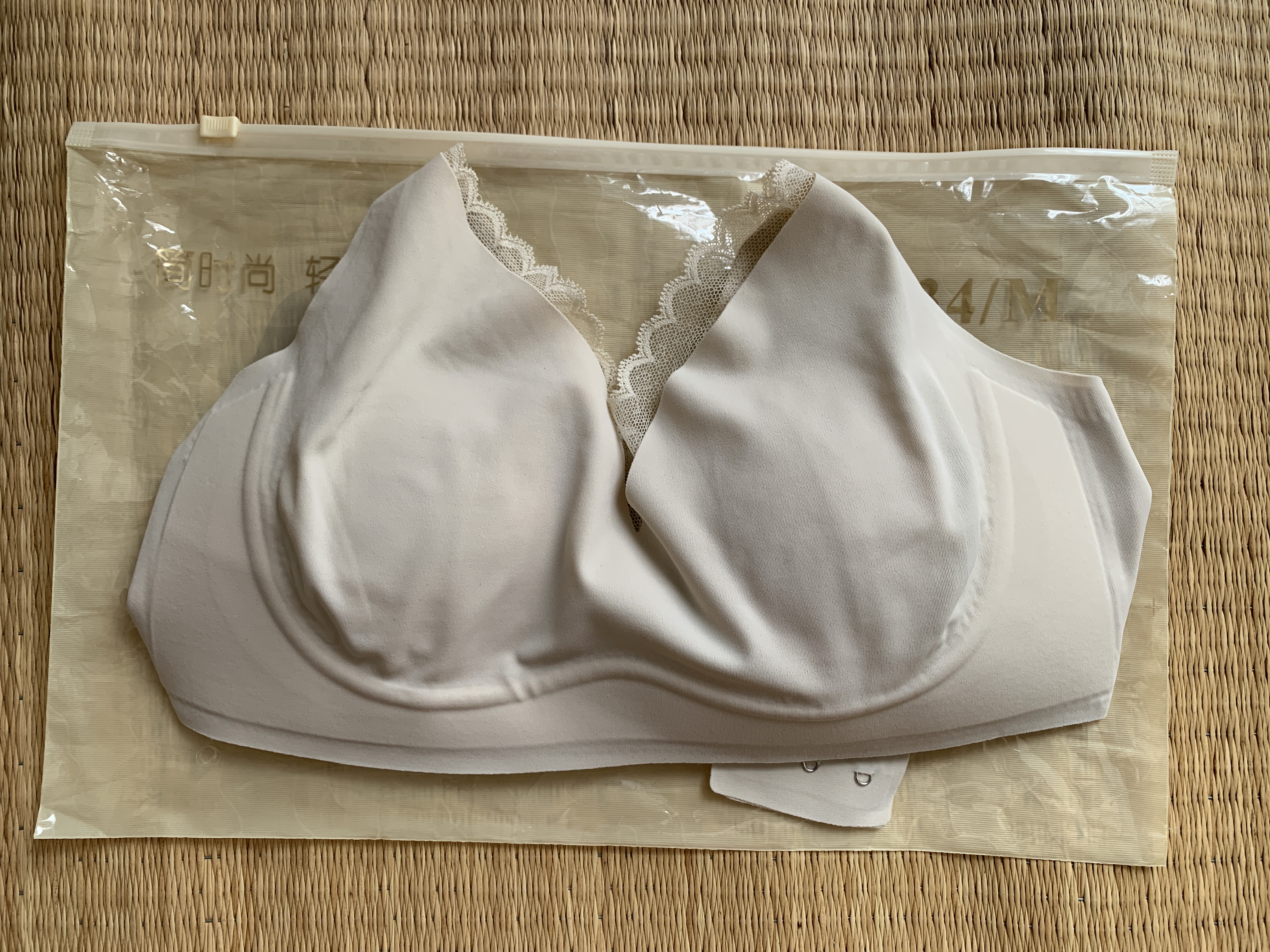欧诗倩超薄无痕内衣女大胸显小缩胸兔耳朵无钢圈收副乳防下垂夏季文胸罩 香槟白（单件） M (适合70AB/75AB) 实拍图