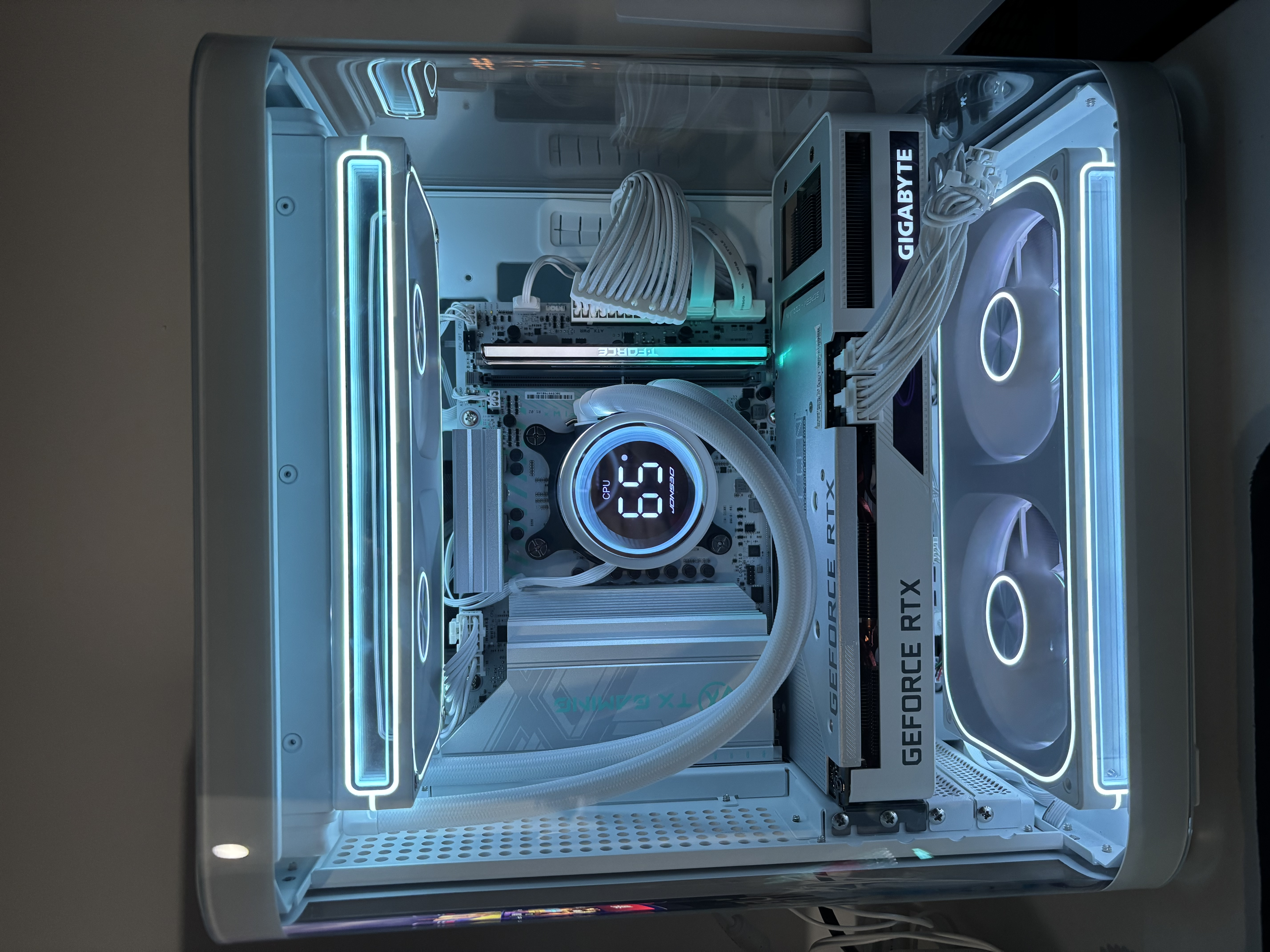 Thermaltake（Tt）额定750W 钢影Toughpower GF1限定版电源 白色(原生PCIe5.1/ATX3.0/金牌认证/全模组) 实拍图