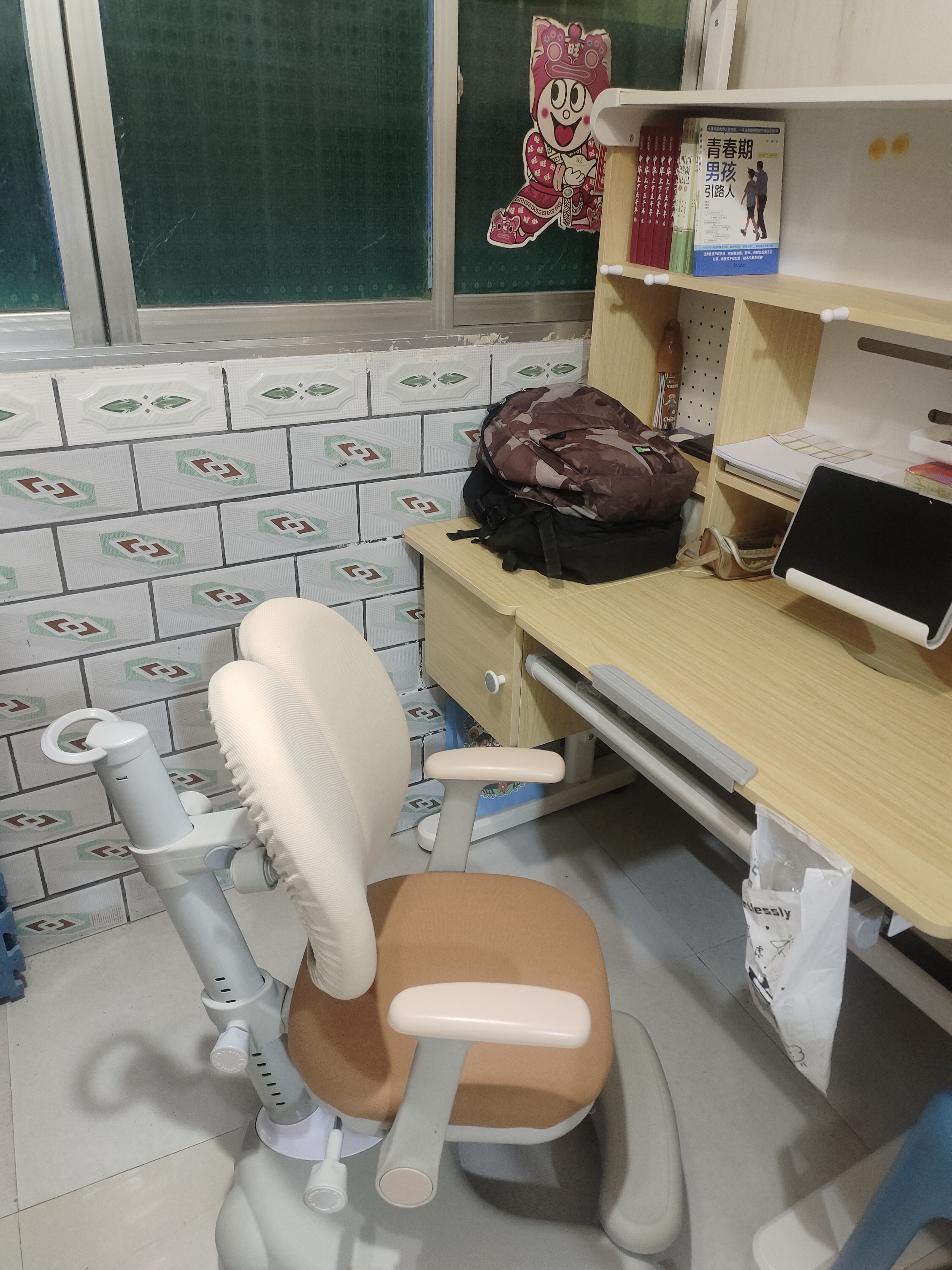 童状元 成长星 儿童学习桌椅实木套装L120写字书桌中小学生3-18岁桌课椅 【AI声控大路灯】1.2米实木桌+书柜+吊柜+追背椅咖 实拍图