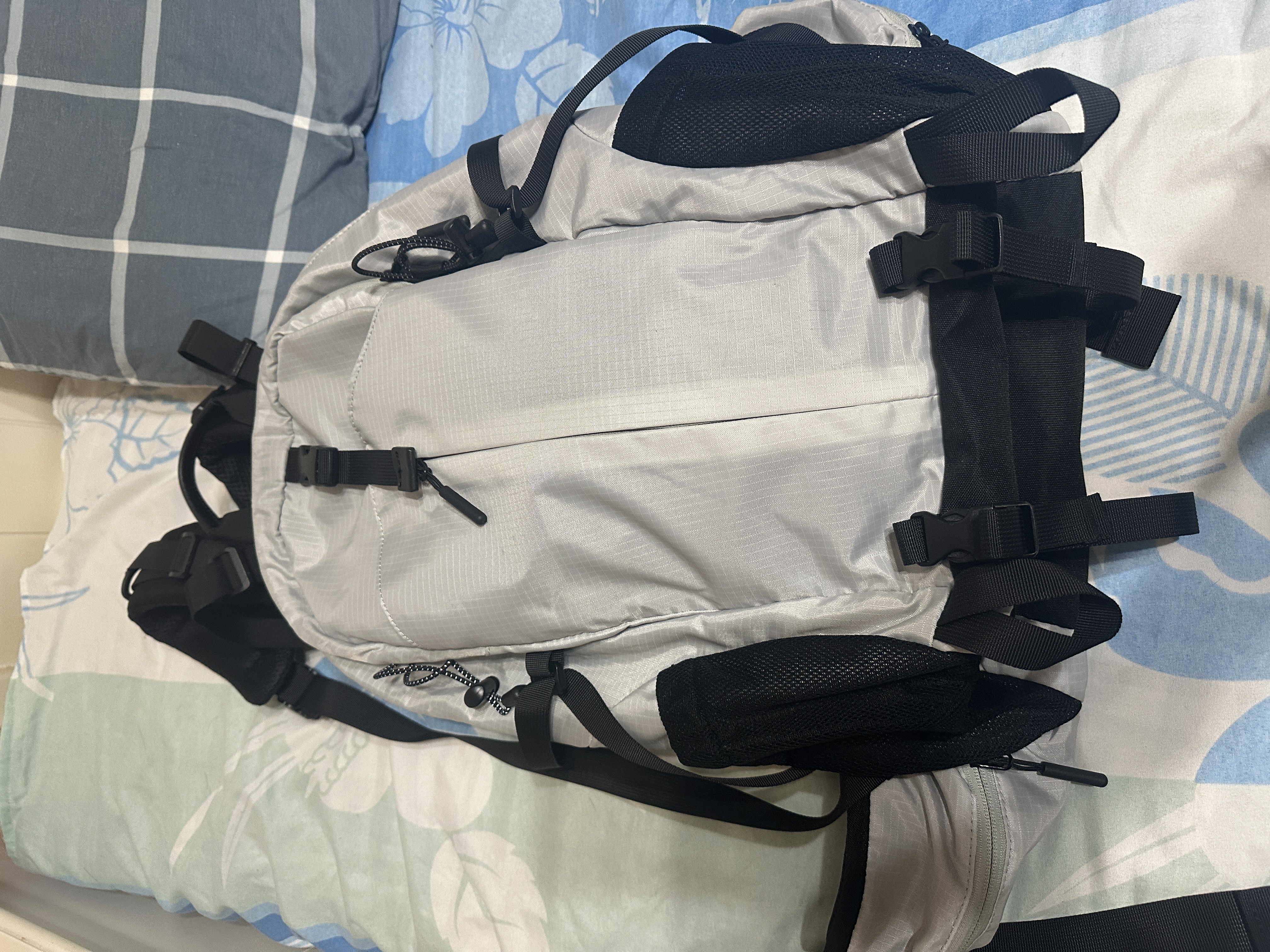京东京造防水专业背负徒步登山包 大容量户外背包双肩包旅行包灰色 28L 实拍图