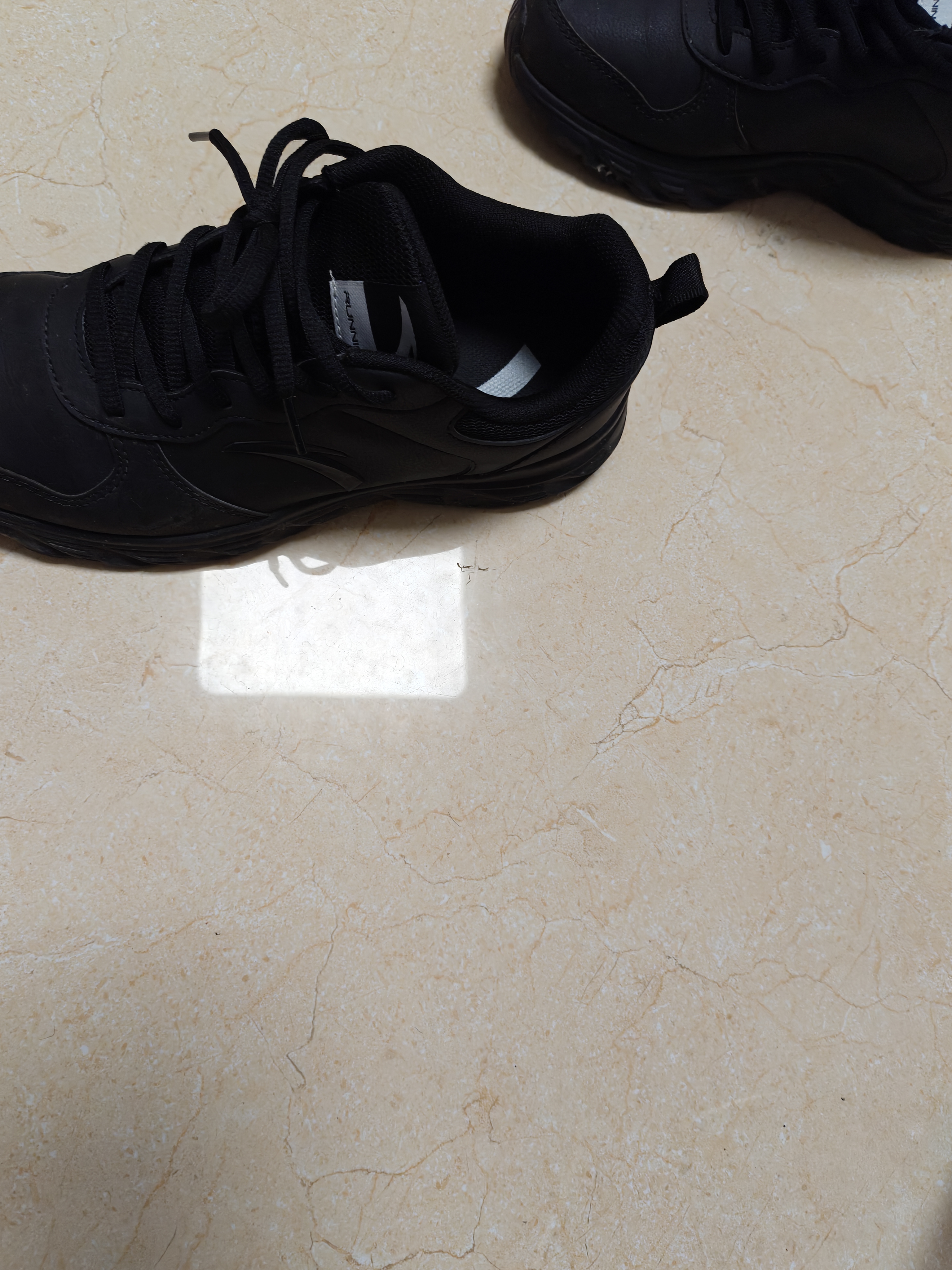 安踏男鞋运动鞋男士鞋子黑色皮面防水软底跑步鞋网面透气秋季新款男生 【人气款皮面防泼水防滑】黑 42 (美码8.5) 实拍图