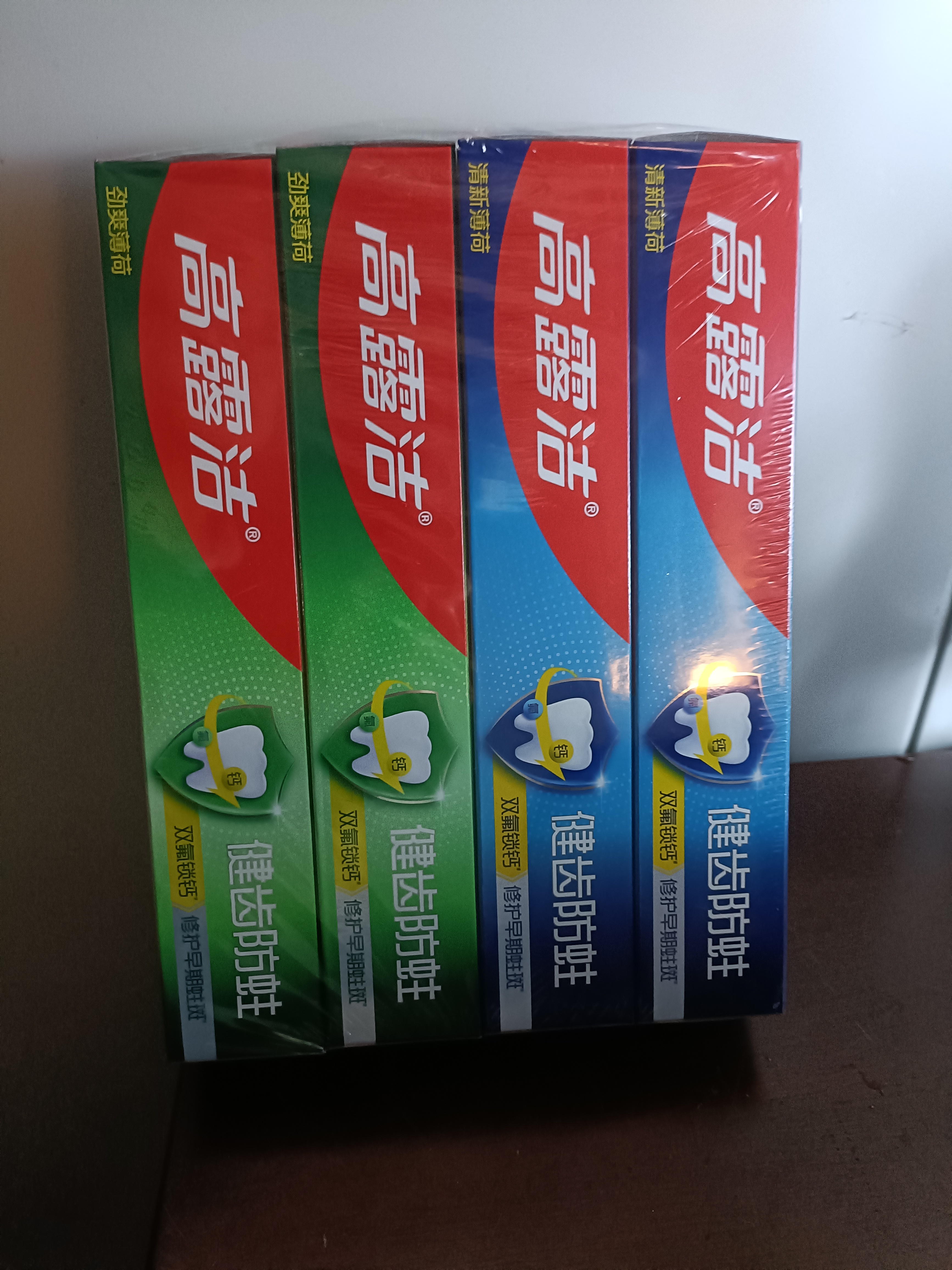 高露洁（Colgate）全面防蛀牙膏大容量4支清新薄荷500g+超爽薄荷500g除口臭成人牙膏 实拍图